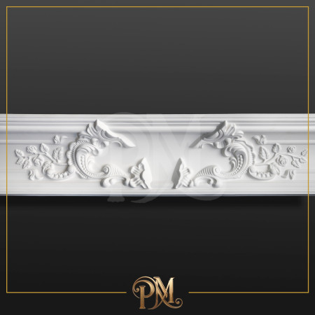 Gösterişli bir düğün salonunda duvarlara uygulanan poliüretan pilaster sütunlar, niş kemer ve tavan göbekleri.