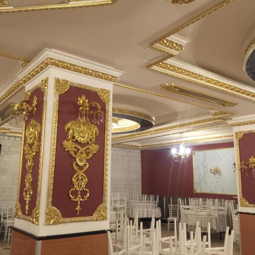 Poliüretan Düğün Salonlarında İç Mimarlar Tarafından Tasarlanan Konforlu Oturma Alanları ve Şık Dans Pistleriyle Klasik Düğün Salonu Dekorasyon Fikirleri ve Örnekleri <p>

    <h1>Poliüretan Düğün Salonlarında İç Mimari Tasarım</h1>
    <p>Poliüretan düğün salonları, iç mimarlar tarafından titizlikle tasarlanan iç dizaynlarıyla dikkat çekiyor. Bu tasarımlar, misafirlerin rahat edebileceği oturma alanlarından dans pistine kadar her detayı kapsıyor. Düğün salonlarının dekorasyonu, özel günlerin unutulmaz kılınmasında önemli bir rol oynar.</p>

    <h2>İç Mekan Tasarımında Dikkat Edilmesi Gerekenler</h2>
    <ul>
        <li><strong>Rahat Oturma Alanları:</strong> Misafirlerin rahatça oturabileceği alanlar oluşturmak, etkinliğin konforunu artırır.</li>
        <li><strong>Fonksiyonel Dans Pisti:</strong> Dans pistinin büyüklüğü ve konumu, misafirlerin dans edebilmesi için oldukça önemlidir.</li>
        <li><strong>Aydınlatma:</strong> Uygun aydınlatma, salonun atmosferini değiştirebilir ve görsel bir şölen sunar.</li>
        <li><strong>Renk Seçimi:</strong> Renk paleti, salonun genel havasını belirler. Düğün temasına uygun renkler tercih edilmelidir.</li>
        <li><strong>Dekoratif Unsurlar:</strong> Çiçekler, perdeler ve diğer dekoratif öğeler, salonun estetik görünümünü zenginleştirir.</li>
    </ul>

    <h2>Klasik Düğün Salonu Dekorasyon Modelleri</h2>
    <p>Klasik düğün salonları, zamansız bir şıklık sunar. Geleneksel unsurların modern dokunuşlarla harmanlandığı bu tasarımlar, her zevke hitap eder. Aşağıda klasik düğün salonları için bazı dekorasyon fikirleri yer almaktadır:</p>
    <ul>
        <li><strong>Ahşap Detaylar:</strong> Ahşap mobilyalar ve detaylar, sıcak bir atmosfer yaratır.</li>
        <li><strong>İşlemeli Perdeler:</strong> Zengin işlemelere sahip perdeler, mekana zarafet katar.</li>
        <li><strong>Avizeler:</strong> Büyük avizeler, salonun merkezine odaklanarak göz alıcı bir etki yaratır.</li>
        <li><strong>Antik Eşyalar:</strong> Antika parçalar, mekana karakter kazandırır ve nostaljik bir hava oluşturur.</li>
    </ul>

    <h2>Sonuç</h2>
    <p>Poliüretan düğün salonları, iç mimarların tasarladığı fonksiyonel ve estetik alanlarla doludur. Misafirlerin konforunu ön planda tutan bu tasarımlar, unutulmaz bir düğün deneyimi sunar. Klasik düğün salonları, zamansız şıklıklarıyla her çiftin hayallerini gerçeğe dönüştürür.</p>

</p><br><hr></hr>