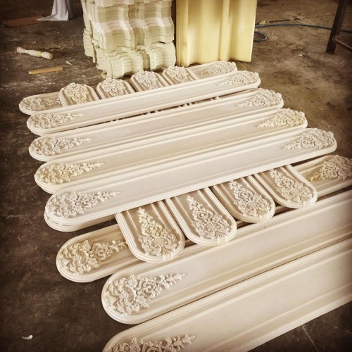 Poliüretan Dekoratif Duvar Panelleri - Şık ve Yenilikçi Tasarımlar için Klasik Villa Dekorasyon Modelleri ve Önerileri <p>

    <h1>Poliüretan Dekoratif Duvar Panelleri</h1>
    <p>Poliüretan dekoratif duvar panelleri, iç mekan tasarımında özgün ve çarpıcı bir görünüm elde etmenin en etkili yollarından biridir. Bu paneller, estetik görünümleri ve hafif yapıları ile dikkat çekerken, aynı zamanda çeşitli tasarım stillerine uyum sağlayabilme yeteneği ile de öne çıkar.</p>

    <h2>Özgün ve Çarpıcı Tasarımlar</h2>
    <p>Poliüretan paneller, farklı desen ve dokularla tasarlanarak, her türlü dekorasyon stiline entegre edilebilir. Modern, klasik, rustik veya minimalist tasarımlar arayanlar için geniş bir seçenek yelpazesi sunar. Bu paneller, mekanınıza derinlik ve karakter katmanın yanı sıra, görsel olarak etkileyici bir atmosfer yaratır.</p>

    <h2>Klasik Villa Dekorasyon Modelleri</h2>
    <p>Klasik villa dekorasyonunda poliüretan duvar panelleri, zarif ve şık bir görünüm elde etmek için mükemmel bir tercihtir. Bu paneller, klasik mimarinin detaylarını yansıtan motiflerle tasarlanarak, mekanınıza tarihsel bir hava katabilir. Klasik tarzda döşenmiş bir villa, poliüretan panellerle daha da göz alıcı hale getirilebilir.</p>

    <h2>Tasarım ve Örnekleri</h2>
    <p>Poliüretan dekoratif duvar panellerinin kullanıldığı çeşitli tasarım örnekleri, ilham almak için harika bir kaynaktır. Örneğin, salonunuzda bir odak noktası oluşturmak için büyük bir panel kullanabilir, yatak odasında ise daha sade ve zarif tasarımlar tercih edebilirsiniz. Farklı renk ve doku seçenekleri ile mekanınıza uygun en iyi tasarımı bulmak oldukça kolaydır.</p>

    <h2>Dekorasyon Fikirleri</h2>
    <p>Poliüretan dekoratif duvar panellerini kullanarak mekanlarınızı nasıl dönüştürebileceğinize dair bazı dekorasyon fikirleri:</p>
    <ul>
        <li>Salon duvarında büyük bir poliüretan panel kullanarak odanın merkezine vurgu yapabilirsiniz.</li>
        <li>Yatak odasında başlık kısmında panel uygulaması ile romantik bir atmosfer yaratabilirsiniz.</li>
        <li>Koridorlarda uzun ve dar paneller ile mekanın derinliğini artırabilirsiniz.</li>
        <li>Ofis alanlarında modern ve şık bir görünüm için minimal desenler tercih edebilirsiniz.</li>
    </ul>

    <h2>Sonuç</h2>
    <p>Poliüretan dekoratif duvar panelleri, iç mekan tasarımında estetik ve işlevselliği bir araya getirir. Özgün ve çarpıcı tasarımları ile her türlü dekorasyon stiline uyum sağlayarak, mekanlarınızı güzelleştirir. Klasik villa dekorasyon modelleri ile birleştiğinde, bu paneller mekanınıza benzersiz bir karakter kazandırır. Farklı tasarım ve örnekleri inceleyerek, kendi mekanınıza en uygun olanı seçebilirsiniz.</p>

</p><br><hr></hr>