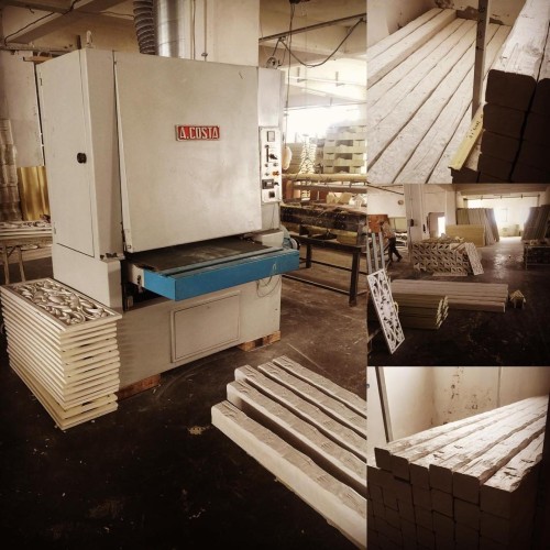 Poliüretan Kirişlerin Özellikleri, Kullanım Alanları ve Dekorasyon Fikirleri: Rustik ve Klasik Tasarım Modelleri <p>
<h1>Poliüretan İmalattan Üretilen Poliüretan Kirişlerin Özellikleri ve Kullanım Alanları</h1>
<p>Poliüretan, hafifliği, dayanıklılığı ve şekil alabilme özelliği ile inşaat ve dekorasyon sektöründe önemli bir malzeme haline gelmiştir. Poliüretan kirişler, çeşitli mimari uygulamalarda ve dekoratif projelerde yaygın olarak kullanılmaktadır. Bu yazıda, poliüretan kirişlerin özellikleri, avantajları ve kullanım alanları hakkında detaylı bilgi vereceğiz.</p>
<h2>Poliüretan Kirişlerin Özellikleri</h2>
<ul>
<li><strong>Hafiflik:</strong> Poliüretan kirişler, geleneksel ahşap veya beton kirişlere göre çok daha hafif olup, montaj sürecini kolaylaştırır.</li>
<li><strong>Dayanıklılık:</strong> Suya, neme ve kimyasallara karşı dirençli olan poliüretan, uzun ömürlü bir malzeme sunar.</li>
<li><strong>Estetik Görünüm:</strong> Poliüretan kirişler, çeşitli yüzey dokuları ve renk seçenekleri ile dekoratif bir görünüm sağlar.</li>
<li><strong>Kolay Uygulama:</strong> Poliüretan kirişler, kolayca kesilip şekillendirilebildiği için farklı tasarım ihtiyaçlarına göre uyarlanabilir.</li>
<li><strong>İzolasyon Özellikleri:</strong> Poliüretan, ısı ve ses yalıtımı konusunda da etkili bir malzemedir.</li>
</ul>
<h2>Kullanım Alanları</h2>
<p>Poliüretan kirişler, çeşitli alanlarda kullanılabilmektedir. İşte bazı örnekler:</p>
<ul>
<li><strong>İç Mekan Dekorasyonu:</strong> Salon, oturma odası veya ofis gibi alanlarda şık bir görünüm oluşturmak için tercih edilir.</li>
<li><strong>Dış Mekan Uygulamaları:</strong> Bahçe, teras veya dış cephe dekorasyonunda kullanılabilir.</li>
<li><strong>Restorasyon Projeleri:</strong> Tarihi binaların restorasyonunda, orijinal mimari detayların korunmasına yardımcı olur.</li>
<li><strong>Özel Tasarım Projeleri:</strong> Mimarlık ve iç mimarlık projelerinde, özgün tasarımlar oluşturmak için kullanılabilir.</li>
</ul>
<h2>Rustik ve Klasik Dekorasyon Modelleri</h2>
<p>Poliüretan kirişler, rustik ve klasik dekorasyon stillerine de mükemmel bir şekilde uyum sağlar. Rustik tarzda, doğal ahşap görünümüne benzer dokular ve renkler tercih edilirken, klasik tarzda daha zarif ve detaylı işçilikler ön plana çıkar. Bu kirişler, her iki tarzda da mekânların atmosferini zenginleştirir.</p>
<h2>Tasarım ve Örnekleri</h2>
<p>Poliüretan kirişlerin tasarımı, hayal gücüne bağlı olarak sınırsız seçenek sunar. Örneğin, geniş ve açık alanlarda büyük poliüretan kirişler kullanarak ferah bir görünüm elde edilebilir. Ayrıca, daha küçük alanlarda ise ince ve zarif kirişler tercih edilerek mekânın derinliği artırılabilir.</p>
<h2>Sonuç</h2>
<p>Poliüretan imalat kirişler, dekorasyon ve inşaat alanında sağladığı avantajlarla dikkat çekmektedir. Hafifliği, dayanıklılığı ve estetik görünümü sayesinde, birçok farklı projede tercih edilmektedir. Rustik ve klasik dekorasyon stilleri ile uyumlu olması, poliüretan kirişleri daha da cazip hale getirmektedir.</p>
</p><br><hr></hr>