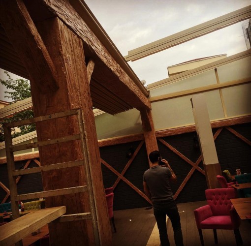 Poliüretan Rustik Dekorasyonda Ahşap ve Metal Unsurların Kullanımı: İç Mekan Rustik Klasik İş Yeri Tasarım Fikirleri ve Örnekleri <p>
<h1>Poliüretan Rustik Dekorasyonunda Ahşap ve Demir Detayları Kullanma İpuçları</h1>
<p>Rustik dekorasyon, doğal ve sıcak bir atmosfer yaratmak isteyenler için ideal bir tercihtir. Poliüretan malzemeler, hem hafifliği hem de dayanıklılığı sayesinde rustik dekorasyon projelerinde sıklıkla kullanılmaktadır. Ahşap ve demir detaylarla zenginleştirildiğinde, mekanınıza karakter ve şıklık katabilirsiniz. İşte poliüretan rustik dekorasyonunda ahşap ve demir detayları kullanma ipuçları:</p>
<h2>1. Ahşap Detayların Seçimi</h2>
<p>Ahşap, rustik dekorasyonun vazgeçilmez bir parçasıdır. Doğal dokusu ve sıcak tonlarıyla mekanınıza samimi bir hava katar. Masif ahşap mobilyalar, raflar veya dekoratif objeler tercih edebilirsiniz. Ayrıca, ahşap kaplamalı poliüretan ürünler de kullanarak ahşap görünümünü elde edebilirsiniz.</p>
<h2>2. Demir Aksesuarların Kullanımı</h2>
<p>Demir detaylar, rustik dekorasyona endüstriyel bir dokunuş ekler. Demir raflar, lambalar veya çerçeveler, mekanda güçlü bir kontrast oluşturur. Ayrıca, demir aksesuarlar, ahşap ile birleştiğinde dengeli bir görünüm sağlar.</p>
<h2>3. Renk Seçimi</h2>
<p>Rustik dekorasyonda genellikle doğal ve toprak tonları tercih edilir. Ahşap detaylar için koyu kahverengi veya doğal ahşap tonları seçerken, demir detaylar için mat siyah veya bronz gibi renkler kullanabilirsiniz. Bu renk kombinasyonu, mekana sıcaklık ve derinlik kazandırır.</p>
<h2>4. Doku ve Desenler</h2>
<p>Farklı dokuların bir arada kullanılması, rustik dekorasyona zenginlik katar. Ahşap yüzeyler ile metalik dokuların birleşimi, görsel bir denge sağlar. Ayrıca, doğal kumaşlar ve dokuma ürünler ile mekanda sıcak bir atmosfer yaratabilirsiniz.</p>
<h2>5. Aydınlatma Seçenekleri</h2>
<p>Aydınlatma, rustik dekorasyonun en önemli unsurlarından biridir. Ahşap ve demir detaylarla uyumlu lambalar tercih ederek mekanınızda sıcak bir ışık oluşturabilirsiniz. Vintage tarzda avizeler veya sarkıt lambalar, rustik atmosferi tamamlayacaktır.</p>
<h2>6. Duvar Dekorasyonu</h2>
<p>Duvarlarınızı rustik bir hale getirmek için ahşap paneller veya demir raflar kullanabilirsiniz. Ayrıca, doğal taş veya tuğla görünümlü duvar kaplamaları ile rustik bir görünüm elde edebilirsiniz. Bu detaylar, mekanınıza derinlik ve karakter kazandırır.</p>
<h2>7. Bitkilerle Zenginleştirme</h2>
<p>Rustik dekorasyonun vazgeçilmezlerinden biri de doğanın unsurlarıdır. Ahşap ve demir detaylarla birlikte bitkiler kullanarak mekanınıza canlılık katabilirsiniz. Saksıların doğal malzemelerden olması, rustik atmosferi destekler.</p>
<h2>Sonuç</h2>
<p>Poliüretan rustik dekorasyonunda ahşap ve demir detayların kullanımı, mekanınıza sıcaklık ve karakter katmanın harika bir yoludur. Doğru seçimler ve kombinasyonlarla, hem estetik hem de fonksiyonel bir ortam yaratabilirsiniz. Unutmayın, rustik dekorasyon kişisel zevklerinizi yansıtmalı ve sizi rahat hissettirmelidir.</p>
</p><br><hr></hr>