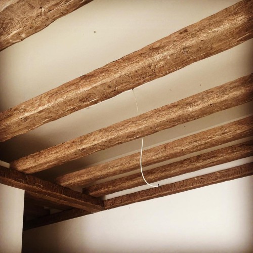 Poliüretan ve Doğal Malzemelerle Sıcak Rustik Ev Dekorasyonu: Klasik Misafir Odası Tasarım Modelleri ve Dekorasyon Fikirleri <p>
<h1>Poliüretan Doğal Malzemelerle Sıcak ve Rustik Ev Dekorasyonu</h1>
<p>Rustik ev dekorasyonu, doğal malzemelerin ve sıcak renk tonlarının bir araya geldiği, samimi bir atmosfer yaratan bir tasarım anlayışıdır. Özellikle poliüretan malzemeler, bu tarzın modern yorumlarında sıkça kullanılmaktadır. Poliüretan, hafifliği ve esnekliği sayesinde rustik dekorasyonlarda hem estetik hem de işlevsel avantajlar sunar.</p>
<h2>İç Rustik Klasik Misafir Odası Dekorasyon Modelleri</h2>
<p>Misafir odası, evin en önemli alanlarından biridir. Rustik bir misafir odası tasarlarken, doğal malzemelerin kullanımı ön plandadır. Ahşap mobilyalar, taş duvarlar ve sıcak renk paletleri, bu tarzın temel unsurlarındandır. Poliüretan ürünler, bu tasarımın zenginleştirilmesinde önemli bir rol oynar.</p>
<h3>Doğal Malzemelerin Kullanımı</h3>
<ul>
<li><strong>Ağaç:</strong> Ahşap mobilyalar, rustik dekorasyonun vazgeçilmezidir. Masif ahşap masa ve sandalyeler, sıcak bir atmosfer yaratır.</li>
<li><strong>Taş:</strong> Taş duvarlar, doğal bir görünüm sunarak mekâna karakter katar. Özellikle şömine etrafında taş kullanımı yaygındır.</li>
<li><strong>Poliüretan:</strong> Poliüretan, ahşap görünümünde yapılmış çeşitli dekoratif elemanlar sunar. Bu malzeme, hem hafif hem de dayanıklıdır.</li>
</ul>
<h3>Renk Paleti ve Aksesuarlar</h3>
<p>Rustik dekorasyon için sıcak ve doğal renk tonları tercih edilmelidir. Kahverengi, bej, krem ve yeşil tonları, misafir odasında huzurlu bir atmosfer yaratır. Ayrıca, yün ve keten kumaşlar ile yapılmış yastıklar ve örtüler, dekorasyonu tamamlar.</p>
<h3>Örnek Tasarımlar</h3>
<p>Rustik klasik misafir odası için çeşitli tasarım örnekleri bulunmaktadır. Aşağıda bazı öneriler sunulmaktadır:</p>
<ul>
<li><strong>Ahşap Tavan Kirişleri:</strong> Poliüretan tavan kirişleri, ahşap görünümü ile mekâna rustik bir hava katar.</li>
<li><strong>Şömine:</strong> Taş görünümlü poliüretan şömine, sıcak bir atmosfer oluşturur.</li>
<li><strong>Rustik Aydınlatmalar:</strong> Metal ve ahşap karışımı avizeler, misafir odasının dekorasyonunu tamamlar.</li>
</ul>
<h2>Sonuç</h2>
<p>Poliüretan malzemelerle yapılan rustik klasik misafir odası dekorasyonu, sıcak ve davetkar bir ortam yaratmak için mükemmel bir seçenektir. Doğal malzemelerin ve doğru renk paletinin bir araya gelmesiyle, evinizde samimi bir atmosfer oluşturabilirsiniz.</p>
</p><br><hr></hr>