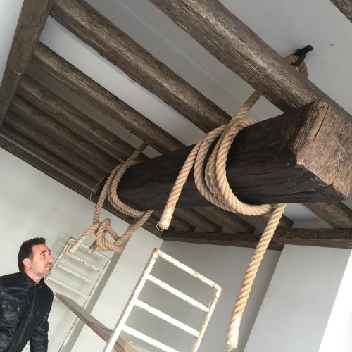 Poliüretan Rustik Dekorasyonda Doğal ve Pastel Renklerin Kullanımı: İç Mekan Rustik Klasik Tasarım Modelleri ve Dekorasyon Fikirleri <p>
<h1>Poliüretan Rustik Dekorasyonda Doğal Tonlar ve Pastel Renkler Önerileri</h1>

<p>Rustik dekorasyon, doğanın sıcaklığını ve samimiyetini evlerimize taşıyan bir stil olarak öne çıkmaktadır. Poliüretan malzemeler, hem hafifliği hem de estetik görünümleri ile rustik tasarımlarda sıkça tercih edilmektedir. Bu yazıda, poliüretan rustik dekorasyonda doğal tonlar ve pastel renklerle ilgili öneriler sunacağız.</p>

<h2>Doğal Tonların Kullanımı</h2>
<p>Doğal tonlar, rustik dekorasyonun temel taşlarını oluşturur. Ahşap, taş ve toprak renkleri, mekanlara sıcaklık katar. Aşağıda doğal tonların kullanımı ile ilgili bazı öneriler bulunmaktadır:</p>
<ul>
    <li><strong>Açık Bej ve Kahverengi:</strong> Bu tonlar, doğal ahşap görünümünü destekler ve mekanlara sıcak bir atmosfer kazandırır.</li>
    <li><strong>Gri ve Taş Renkleri:</strong> Modern rustik tasarımlar için ideal olan gri tonları, mekanlara şıklık katarken doğal taş dokusunu da yansıtır.</li>
    <li><strong>Yeşil ve Mavi Tonları:</strong> Doğayı yansıtan bu renkler, rustik mekanlarda ferah bir hava yaratır. Özellikle zeytin yeşili ve deniz mavisi tercih edilebilir.</li>
</ul>

<h2>Pastel Renklerin Etkisi</h2>
<p>Pastel renkler, rustik dekorasyona zarif bir dokunuş ekler. Bu renkler, mekanlarda huzur ve sakinlik hissi uyandırır. İşte pastel renklerin rustik dekorasyondaki yeri:</p>
<ul>
    <li><strong>Pudra Pembesi:</strong> Yumuşak bir hava yaratır ve ahşap ile mükemmel bir uyum sağlar.</li>
    <li><strong>Açık Mavi:</strong> Ferah bir atmosfer oluşturur ve rustik tasarımlarla bütünleşir.</li>
    <li><strong>Lavanta Rengi:</strong> Sakinleştirici etkisi ile rustik alanlarda hoş bir görünüm sağlar.</li>
</ul>

<h2>Poliüretan Malzemelerin Avantajları</h2>
<p>Poliüretan, rustik dekorasyonda sıkça kullanılan bir malzemedir. İşte poliüretan malzemelerin avantajları:</p>
<ul>
    <li><strong>Hafiflik:</strong> Poliüretan malzemeler, taşınması ve montajı kolaydır.</li>
    <li><strong>Dayanıklılık:</strong> Uzun ömürlü ve hava koşullarına karşı dirençlidir.</li>
    <li><strong>Estetik Görünüm:</strong> Farklı dokular ve desenlerle rustik bir görünüm sağlar.</li>
</ul>

<h2>Rustik Dekorasyon Örnekleri</h2>
<p>Rustik dekorasyonun en güzel örnekleri, doğal ve pastel renklerin bir arada kullanıldığı mekanlardır. Aşağıda bazı dekorasyon fikirleri bulunmaktadır:</p>
<ul>
    <li>Doğal ahşap mobilyalar ile pastel renkli aksesuarların kombinasyonu.</li>
    <li>Duvarlarda doğal tonlarda boyalar ile pastel tonlarda resim çerçeveleri.</li>
    <li>Poliüretan tavan süslemeleri ile rustik aydınlatma elemanlarının bir arada kullanımı.</li>
</ul>

<p>Sonuç olarak, poliüretan rustik dekorasyonda doğal tonlar ve pastel renkler, mekanlarınıza sıcaklık ve estetik katacak önemli unsurlardır. Doğanın renklerini ve dokularını evinizde yansıtmak için bu önerileri göz önünde bulundurabilirsiniz.</p>
</p><br><hr></hr>