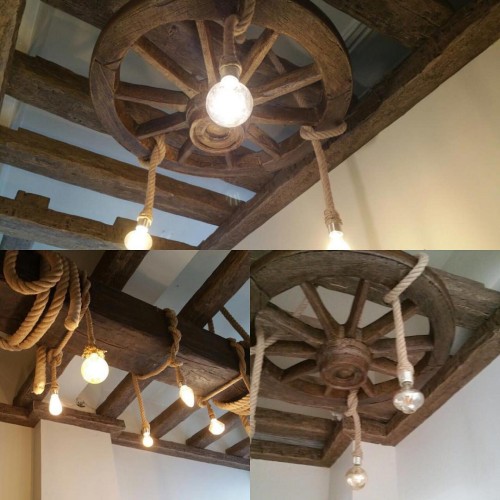 Poliüretan ile Yeni Evlerde Doğal ve Yumuşak Tonlarda Rustik Dekorasyon Trendi: İç Mekan Rustik Klasik Tasarım Fikirleri ve Örnekleri <p>
<h1>Poliüretan ile Rustik Dekorasyon Trendleri</h1>
<p>Son yıllarda, yeni evlerde rustik dekorasyon trendleri giderek daha fazla tercih edilmektedir. Bu trend, doğal ve yumuşak tonların ön planda olduğu, samimi ve sıcak bir atmosfer yaratan bir tasarım anlayışını ifade etmektedir. Poliüretan malzemeler, rustik dekorasyonun vazgeçilmez bir parçası haline gelmiştir. Hem estetik hem de işlevsel avantajları sayesinde, poliüretan, iç mekanlarda rustik bir hava yaratmak için ideal bir seçimdir.</p>
<h2>Poliüretan Nedir?</h2>
<p>Poliüretan, dayanıklılığı ve hafifliği ile bilinen bir sentetik malzemedir. Farklı formlarda ve dokularda üretilebilen poliüretan, iç mekan dekorasyonunda çeşitli uygulamalara sahiptir. Özellikle, duvar panelleri, tavan süslemeleri ve mobilya aksesuarları gibi unsurlarda sıkça kullanılmaktadır.</p>
<h2>Rustik Dekorasyonun Özellikleri</h2>
<p>Rustik dekorasyon, doğal malzemelerin ve sıcak renk tonlarının kullanıldığı bir tasarım stilidir. Bu tarz, geçmişten gelen geleneksel unsurları modern dokunuşlarla birleştirir. Rustik dekorasyonda genellikle ahşap, taş ve metal gibi doğal malzemeler ön plandadır. Yumuşak tonlar ve doğal dokular, mekana sıcaklık katarak samimi bir atmosfer yaratır.</p>
<h2>Poliüretan ile Rustik Dekorasyon Fikirleri</h2>
<ul>
<li><strong>Duvar Panelleri:</strong> Poliüretan duvar panelleri, rustik bir görünüm elde etmek için mükemmel bir seçenektir. Ahşap görünümünde olan paneller, mekana derinlik ve karakter katar.</li>
<li><strong>Tavan Süslemeleri:</strong> Poliüretan tavan süslemeleri, rustik bir atmosfer yaratmak için kullanılabilir. Özellikle, klasik desenlerle tasarlanmış bordürler ve sütunlar, mekana zarif bir dokunuş ekler.</li>
<li><strong>Mobilya Aksesuarları:</strong> Poliüretan malzemeden üretilen raflar, masa örtüleri ve dekoratif objeler, rustik dekorasyona uyum sağlar. Bu aksesuarlar, doğal ve sıcak bir görünüm sunar.</li>
</ul>
<h2>Sonuç</h2>
<p>Poliüretan, yeni evlerde rustik dekorasyonun vazgeçilmez bir unsuru haline gelmiştir. Doğal ve yumuşak tonlarda tasarımlar, samimi bir atmosfer yaratırken, poliüretan malzemelerin sağladığı estetik ve işlevsellik, bu trendin popülaritesini artırmaktadır. Rustik dekorasyon ile evinizde sıcak ve davetkar bir atmosfer yaratmak için poliüretan ürünleri tercih edebilirsiniz.</p>
</p><br><hr></hr>