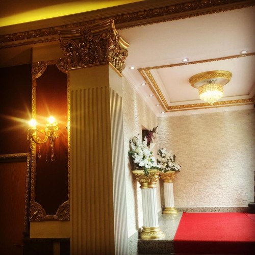 Poliüretan Düğün Salonları İçin İç Mimarlık Mobilya Seçimi: Klasik Dekorasyon Modelleri ve Tasarım Önerileri <p>

    <h1>Poliüretan Düğün Salonlarında İç Mimari ve Mobilya Seçimi</h1>
    <p>Düğün salonları, özel günlerin en önemli mekanlarıdır. İç mimarların rolü, bu mekanların estetik ve fonksiyonel açıdan en iyi şekilde tasarlanmasını sağlamaktır. Poliüretan malzemeler, düğün salonlarının dekorasyonunda sıklıkla tercih edilmektedir. Bu yazıda, poliüretan düğün salonlarında iç mimarların mobilya seçimleri ve klasik düğün salonu dekorasyon modelleri üzerine detaylı bilgiler sunulacaktır.</p>
    
    <h2>Poliüretan Malzemelerin Avantajları</h2>
    <p>Poliüretan, hafif, dayanıklı ve çeşitli tasarım seçenekleri sunan bir malzemedir. Düğün salonlarında kullanılan poliüretan mobilyalar, uzun ömürlü olmalarının yanı sıra estetik açıdan da şıklık katmaktadır. Ayrıca, bu malzeme suya ve lekelere karşı dirençli olduğu için temizlik açısından da avantaj sağlar.</p>
    
    <h2>İç Mimarlık ve Mobilya Seçimi</h2>
    <p>İç mimarlar, düğün salonlarının atmosferini oluştururken mobilya seçiminde dikkatli olmalıdır. Klasik düğün salonu dekorasyonlarında genellikle zarif hatlar, şatafatlı detaylar ve uyumlu renk paletleri tercih edilir. Mobilyaların seçimi, salonun genel havasını belirler; bu nedenle, iç mimarların estetik anlayışları ve deneyimleri büyük önem taşır.</p>
    
    <h2>Klasik Düğün Salonu Dekorasyon Modelleri</h2>
    <p>Klasik düğün salonları, genellikle lüks ve zarif bir atmosfer sunar. Bu tarzda kullanılan mobilyalar arasında şunlar yer alır:</p>
    <ul>
        <li><strong>Antik Tarz Sandalyeler:</strong> Klasik hatlara sahip, ahşap veya poliüretan kaplamalı sandalyeler tercih edilebilir.</li>
        <li><strong>Şık Masalar:</strong> Yuvarlak veya dikdörtgen masalar, ihtişamlı örtülerle süslenerek zarafet katılabilir.</li>
        <li><strong>Avizeler ve Aydınlatma:</strong> Büyük ve şık avizeler, salonun atmosferini zenginleştirir.</li>
        <li><strong>Renk Paleti:</strong> Altın, gümüş, beyaz ve pastel tonlar, klasik dekorasyonda sıkça kullanılır.</li>
    </ul>
    
    <h2>Dekorasyon Fikirleri</h2>
    <p>Düğün salonu dekorasyonunda dikkat edilmesi gereken bazı noktalar şunlardır:</p>
    <ul>
        <li>Salonun aydınlatması, atmosferi belirleyen en önemli unsurlardan biridir. Yumuşak ve sıcak aydınlatmalar tercih edilmelidir.</li>
        <li>Duvarlarda kullanılacak sanat eserleri ve aksesuarlar, salonun genel temasına uygun olmalıdır.</li>
        <li>Çiçek aranjmanları, klasik düğün salonlarının vazgeçilmez bir parçasıdır. Doğal ve zarif çiçekler seçilmelidir.</li>
        <li>Mekan düzenlemesi, misafirlerin rahat hareket etmesini sağlayacak şekilde planlanmalıdır.</li>
    </ul>

    <h2>Sonuç</h2>
    <p>Poliüretan düğün salonları, iç mimarların yaratıcı dokunuşlarıyla şık ve fonksiyonel hale getirilebilir. Klasik düğün salonu dekorasyon modelleri, zarafet ve estetiği bir araya getirirken, doğru mobilya seçimi ile unutulmaz bir atmosfer oluşturulabilir. İç mimarların deneyimleri ve estetik anlayışları, bu sürecin en önemli bileşenlerindendir.</p>

</p><br><hr></hr>