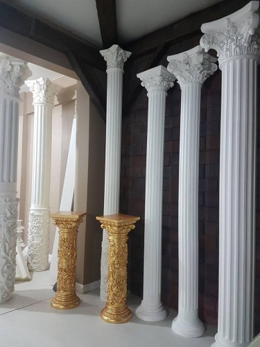 Poliüretan Sütunlar: İnşaat ve Mimarlıkta Hafif ve Dayanıklı Yapı Elemanları için Dekorasyon Fikirleri ve Tasarım Modelleri <p>
<h1>Poliüretan Poliüretan Sütunlar: İnşaat ve Mimaride Dayanıklı Hafif Yapı Elemanları</h1>
<p>Poliüretan sütunlar, inşaat ve mimaride sıkça tercih edilen hafif ve dayanıklı yapı elemanlarıdır. Bu sütunlar, çeşitli dekorasyon stillerine uyum sağlama yetenekleri ile dikkat çeker. Poliüretan malzeme, hem hafifliği hem de yüksek dayanıklılığı ile mimarların ve inşaat mühendislerinin favorisi haline gelmiştir.</p>
<h2>Poliüretan Sütunların Avantajları</h2>
<ul>
<li><strong>Hafiflik:</strong> Poliüretan sütunlar, geleneksel malzemelere göre çok daha hafiftir. Bu özellik, montaj sürecini kolaylaştırır ve yapısal yükleri azaltır.</li>
<li><strong>Dayanıklılık:</strong> Poliüretan, suya, neme ve kimyasallara karşı yüksek direnç gösterir. Bu sayede dış mekanlarda da rahatlıkla kullanılabilir.</li>
<li><strong>Estetik Çeşitlilik:</strong> Farklı tasarım ve yüzey kaplamaları ile çeşitli estetik görünümler elde edilebilir. Klasik, modern veya çağdaş dekorasyon stillerine kolayca entegre edilebilir.</li>
<li><strong>Kolay Bakım:</strong> Poliüretan malzeme, temizliği ve bakımı kolay olan bir yüzeye sahiptir. Zamanla aşınma ve yıpranma göstermesi minimum seviyededir.</li>
</ul>
<h2>Kullanım Alanları</h2>
<p>Poliüretan sütunlar, çeşitli mimari projelerde kullanılabilir. Özellikle:</p>
<ul>
<li>İç mekan dekorasyonunda, oturma odası, salon ve antre gibi alanlarda şık bir görünüm sağlamak için tercih edilir.</li>
<li>Dış mekanlarda, bahçe, teras ve veranda gibi alanlarda estetik bir dokunuş yaratmak için kullanılabilir.</li>
<li>Ticari alanlarda, mağaza ve ofislerde etkileyici bir atmosfer oluşturmak için ideal bir seçimdir.</li>
</ul>
<h2>Poliüretan Sütun Tasarımları</h2>
<p>Poliüretan sütunlar, birçok farklı tasarım ve modelde mevcuttur. Klasik sütunlardan modern ve minimalist tasarımlara kadar geniş bir yelpazede seçenek sunar. Aşağıda bazı popüler poliüretan sütun tasarımlarını bulabilirsiniz:</p>
<ul>
<li><strong>Klasik Sütunlar:</strong> Roma ve Yunan mimarisinden ilham alan detaylı ve zarif tasarımlar.</li>
<li><strong>Modern Sütunlar:</strong> Daha sade ve minimalist bir görünüm sunan, düz hatlara sahip tasarımlar.</li>
<li><strong>Özel Tasarım Sütunlar:</strong> İhtiyaç ve isteklere göre özel olarak tasarlanan, benzersiz sütunlar.</li>
</ul>
<h2>Sonuç</h2>
<p>Poliüretan sütunlar, hem işlevselliği hem de estetik görünümü ile inşaat ve mimaride önemli bir yer tutmaktadır. Hafifliği, dayanıklılığı ve çeşitli tasarım seçenekleri ile her türlü projeye uyum sağlayabilen bu yapı elemanları, dekorasyon fikirlerinizi zenginleştirecek ve mekanlarınıza şıklık katacaktır.</p>
</p><br><hr></hr>