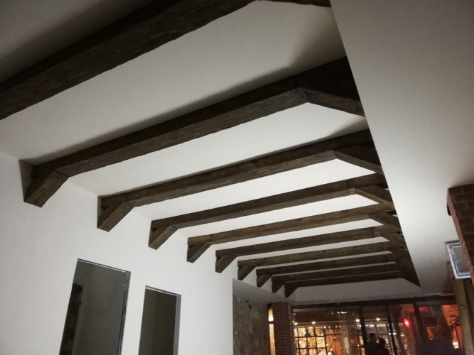 Rustik Poliüretan Tavan Dekorasyonuyla Farklı Boyutlarda İç Mekanlarınızı Yenileyin: Klasik Hol ve Koridor Tasarım Fikirleri ve Örnekleri <p>
<h1>Poliüretan Tavanlarınızı Farklı Boyutlara Taşıyan Rustik Poliüretan Mertek Dekorasyonu</h1>
<p>Rustik tarz, son yıllarda iç mekan dekorasyonunda oldukça popüler hale geldi. Özellikle poliüretan mertek dekorasyonu, mekanlarınıza sıcak ve doğal bir hava katmanın yanı sıra estetik bir görünüm de sunar. Poliüretan malzeme, hafifliği ve dayanıklılığı ile tercih edilirken, çeşitli tasarımları ile de her tarza uyum sağlar.</p>
<h2>Rustik Poliüretan Mertek Nedir?</h2>
<p>Rustik poliüretan mertek, ahşap görünümüne sahip, ancak poliüretan malzemeden üretilmiş dekoratif elemanlardır. Bu mertekler, tavanlara veya duvarlara uygulandığında, mekanlara vintage bir hava katar. Ayrıca, ahşap malzemeye göre daha hafif olmaları, montaj işlemini kolaylaştırır.</p>
<h2>İç Rustik Klasik Hol Koridor Dekorasyonu</h2>
<p>Hol ve koridorlar, evin ilk izlenimini bıraktığı alanlardır. Rustik poliüretan mertekler, bu alanların dekorasyonunda önemli bir rol oynar. Mertekler, tavanda dikkat çekici bir detay oluştururken, aynı zamanda duvarlarda da kullanılabilir. Özellikle klasik ve rustik tarzda dekore edilmiş mekanlarda, bu merteklerin kullanımı oldukça yaygındır.</p>
<h3>Koridor Dekorasyonunda Poliüretan Mertek Kullanımı</h3>
<ul>
<li><strong>Tavan Süslemeleri:</strong> Poliüretan mertekler, tavanın köşelerine veya ortasına yerleştirildiğinde, mekana derinlik katar ve göz alıcı bir görünüm sağlar.</li>
<li><strong>Duvar Aplikleri:</strong> Duvarlarda kullanılabilecek mertekler, koridorunuzu daha sıcak ve davetkar hale getirir.</li>
<li><strong>Raf ve Depolama Alanları:</strong> Mertekler, raf sistemleri ile birleştirildiğinde hem estetik hem de fonksiyonel bir dekorasyon unsuru oluşturur.</li>
</ul>
<h2>Poliüretan Merteklerin Avantajları</h2>
<p>Poliüretan merteklerin birçok avantajı bulunmaktadır:</p>
<ul>
<li><strong>Hafiflik:</strong> Poliüretan malzeme, montaj sırasında kolaylık sağlar.</li>
<li><strong>Dayanıklılık:</strong> Suya ve neme dayanıklıdır, bu nedenle uzun ömürlüdür.</li>
<li><strong>Kolay Bakım:</strong> Temizliği oldukça basittir, sadece nemli bir bezle silmek yeterlidir.</li>
<li><strong>Estetik Çeşitlilik:</strong> Farklı tasarım ve renk seçenekleri ile her türlü dekorasyona uyum sağlar.</li>
</ul>
<h2>Sonuç</h2>
<p>Rustik poliüretan mertek dekorasyonu, iç mekanlarınıza şıklık ve sıcaklık katmak için mükemmel bir tercihtir. Özellikle hol ve koridor gibi alanlarda kullanıldığında, mekanın atmosferini tamamen değiştirebilir. Farklı boyut ve tasarımları ile her zevke hitap eden poliüretan mertekler, dekorasyon projelerinizde yer almayı bekliyor.</p>
</p><br><hr></hr>