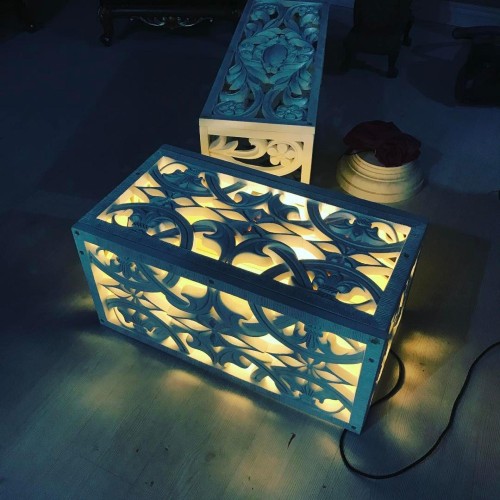 Poliüretan Dekoratif Paneller: Mekanınıza Renk ve Desen Katacak Klasik İç Mekan Tasarımları ve Dekorasyon Fikirleri <p>

    <h1>Poliüretan Dekupe Panel: Mekanınıza Renk ve Desen Uygulamaları</h1>
    <p>Poliüretan dekupe paneller, iç mekan dekorasyonunda yenilikçi ve estetik bir yaklaşım sunmaktadır. Bu paneller, çeşitli renk ve desen seçenekleri ile mekanınıza farklı bir hava katmak için ideal bir çözümdür. Özellikle klasik ve genel dekorasyon modellerinde kullanıldığında, mekanınıza zarif bir görünüm kazandırır.</p>
    
    <h2>Mekanınızda Renk ve Desen Kullanımı</h2>
    <p>Poliüretan dekupe paneller, farklı renk ve desenleri ile mekanınıza kişisel bir dokunuş eklemenizi sağlar. Bu paneller, duvarlarınızda veya tavanlarınızda kullanılarak, mekanın genel havasını değiştirebilir. Örneğin, açık tonlardaki paneller, mekanınızı daha ferah ve aydınlık gösterirken, koyu tonlar ise sıcak bir atmosfer yaratabilir.</p>

    <h2>İç Mekan Dekorasyonunda Poliüretan Panellerin Avantajları</h2>
    <ul>
        <li><strong>Hafif ve Kolay Uygulama:</strong> Poliüretan paneller, hafif yapısı sayesinde kolayca monte edilebilir.</li>
        <li><strong>Dayanıklılık:</strong> Uzun ömürlü ve suya dayanıklı malzemelerden üretilmiştir.</li>
        <li><strong>Estetik Görünüm:</strong> Farklı desen ve renk seçenekleri ile her tarza hitap eder.</li>
        <li><strong>Isı ve Ses Yalıtımı:</strong> Mekanınızda ısı ve ses yalıtımı sağlar.</li>
    </ul>

    <h2>Klasik ve Genel Dekorasyon Modelleri</h2>
    <p>Poliüretan dekupe paneller, klasik dekorasyon stillerine mükemmel uyum sağlar. Özellikle vintage ve antik tarzda tasarlanmış mekanlarda, bu panellerin kullanımı, mekana derinlik ve karakter kazandırır. Genel dekorasyon modellerinde ise modern ve minimalist tasarımlarla birlikte kullanılabilir, böylece şıklığı ve zarafeti bir araya getirebilirsiniz.</p>

    <h2>Tasarım ve Örnekler</h2>
    <p>Poliüretan dekupe paneller ile yapabileceğiniz birçok tasarım ve uygulama bulunmaktadır. Örneğin, salonunuzda bir odak noktası oluşturmak için büyük bir panel kullanabilir, yatak odanızda ise daha sakin ve huzurlu bir atmosfer yaratmak için pastel tonlarda paneller tercih edebilirsiniz. Ayrıca, ofis ortamında da profesyonel bir görünüm elde etmek için şık desenler seçebilirsiniz.</p>

    <h2>Sonuç</h2>
    <p>Poliüretan dekupe paneller, iç mekan dekorasyonunda sunduğu estetik ve işlevsellik ile dikkat çekmektedir. Mekanınıza renk ve desen uygulamaları ile yeni bir soluk kazandırmak istiyorsanız, bu panelleri değerlendirebilirsiniz. Klasik ve modern dekorasyon stillerine uyum sağlayarak, mekanınızı daha davetkar ve şık bir hale getirebilirsiniz.</p>

</p><br><hr></hr>