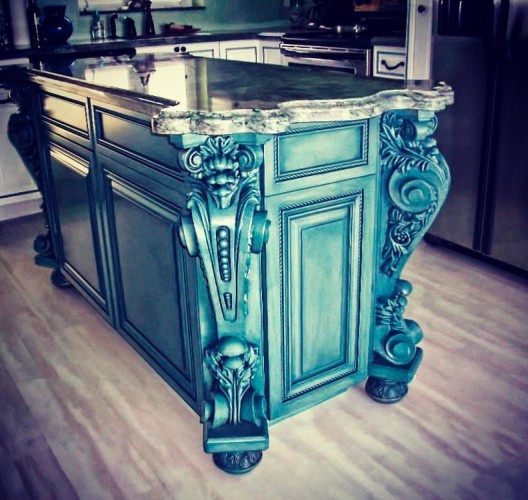 Poliüretan Masa Dekorasyonu: Klasik Villa İçin Şık Poliüretan Payanda Modelleri ve Dekorasyon Fikirleri <p>

    <h1>Poliüretan Masa Dekorasyonu</h1>
    <p>Poliüretan masa dekorasyonu, modern ve şık bir görünüm elde etmek isteyenler için ideal bir tercihtir. Poliüretan, hafifliği ve dayanıklılığı ile bilinen bir malzemedir. Bu özellikleri sayesinde, hem iç mekan hem de dış mekan kullanımı için uygun olan masa dekorasyonları tasarlamak mümkündür.</p>

    <h2>Poliüretan Payanda Modeli</h2>
    <p>Poliüretan payanda modeli, özellikle klasik villa dekorasyonlarında sıkça tercih edilen bir detaydır. Bu modeller, masanın estetik görünümünü artırırken, aynı zamanda sağlamlık ve dayanıklılık da sunar. Farklı renk ve desen seçenekleri ile kişisel zevklere hitap eden poliüretan payanda modelleri, her türlü dekorasyon stiline uyum sağlar.</p>

    <h2>Ürün Klasik Klasik Villa Dekorasyon Modelleri</h2>
    <p>Klasik villa dekorasyonlarında poliüretan masa dekorasyonu, zarif ve şık bir atmosfer yaratmak için kullanılabilir. Bu dekorasyon modeli, geleneksel unsurları modern çizgilerle birleştirerek, zamansız bir şıklık sunar. Özellikle ahşap görünümlü poliüretan masalar, klasik villa mimarisine mükemmel bir uyum sağlar.</p>

    <h2>Tasarım ve Örnekleri</h2>
    <p>Poliüretan masa dekorasyonu için birçok farklı tasarım ve örnek bulunmaktadır. Örneğin, sade ve minimalist bir masa tasarımı, modern bir yaşam alanı yaratmak için idealdir. Bunun yanı sıra, daha detaylı işçilik ve süslemelere sahip masalar, klasik dekorasyon anlayışını yansıtır. Kullanıcılar, bu tasarımlar arasından kendi tarzlarına uygun olanı seçerek, mekanlarını kişiselleştirebilirler.</p>

    <h2>Dekorasyon Fikirleri</h2>
    <p>Poliüretan masa dekorasyonu için bazı dekorasyon fikirleri şunlardır:</p>
    <ul>
        <li>Farklı yüksekliklerde masalar kullanarak dinamik bir görünüm elde edin.</li>
        <li>Masaların etrafına klasik tarzda sandalyeler ekleyerek bütünlük sağlayın.</li>
        <li>Masaların üzerine şık masa örtüleri ve dekoratif objeler yerleştirerek kişisel dokunuşlar yapın.</li>
        <li>Farklı renklerde poliüretan masalar ile mekanınıza canlılık katın.</li>
    </ul>

    <p>Sonuç olarak, poliüretan masa dekorasyonu, hem şıklığı hem de işlevselliği bir arada sunarak mekanlarınıza değer katacaktır. Klasik villa dekorasyonuna uyum sağlayan poliüretan payanda modelleri ile estetik bir görünüm elde etmek mümkündür.</p>

</p><br><hr></hr>