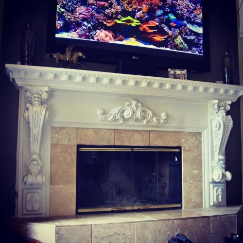 Yapay Poliüretan Şöminelerle Evinize Sıcaklık ve Şıklık Katın: Dekorasyon Modelleri ve Tasarım Fikirleri <p>
<h1>Poliüretan Evinize Sıcaklık ve Cazibe Katın: Yapay Poliüretan Şömine</h1>

<p>Ev dekorasyonunda sıcaklık ve estetik arayanlar için yapay poliüretan şömineler mükemmel bir seçenek sunmaktadır. Poliüretan, hafifliği ve dayanıklılığı ile bilinen bir malzemedir. Bu malzeme, klasik ve modern tasarımlarla birleştirildiğinde evinize sıcak bir atmosfer katarken, aynı zamanda şıklığı da beraberinde getirir.</p>

<h2>Yapay Poliüretan Şömine Nedir?</h2>
<p>Yapay poliüretan şömine, gerçek ateş kullanmadan, görsel bir şömine deneyimi sunan dekoratif bir üründür. Poliüretan malzemesi sayesinde hafif ve taşınabilir bir yapıdadır. Farklı tasarımları ile her türlü iç mekana uyum sağlar. Bu şömineler genellikle elektrikli veya gazlı sistemler ile çalışmakta olup, gerçek bir ateş efekti yaratmaktadır.</p>

<h2>Poliüretan Şöminelerin Avantajları</h2>
<ul>
    <li><strong>Hafif ve Taşınabilir:</strong> Poliüretan malzeme, kolayca taşınabilir ve yer değiştirilebilir.</li>
    <li><strong>Estetik Görünüm:</strong> Farklı renk ve tasarım seçenekleri ile evinize şıklık katar.</li>
    <li><strong>Kolay Kurulum:</strong> Kurulum gerektirmeyen yapıları sayesinde pratik bir kullanım sunar.</li>
    <li><strong>Isı Yayma Özelliği:</strong> Bazı modeller, ısıtma işlevi de sunarak ortamı ısıtabilir.</li>
</ul>

<h2>İç Mekan Tasarımında Poliüretan Şömine Kullanımı</h2>
<p>Poliüretan şömineler, iç mekan tasarımında farklı alanlarda kullanılabilir. Oturma odasında, yatak odasında veya ofislerde dekoratif bir unsur olarak öne çıkmaktadır. Klasik tarzda bir şömine, geleneksel mobilyalarla uyum sağlarken, modern tasarımlar minimalist ve çağdaş bir görünüm sunar.</p>

<h2>Örnek Poliüretan Şömine Modelleri</h2>
<p>Farklı tarzlarda poliüretan şömine modelleri, ev dekorasyonunuza zenginlik katacaktır. İşte bazı popüler modeller:</p>
<ul>
    <li><strong>Klasik Poliüretan Şömine:</strong> Süslemeleri ve detayları ile geleneksel bir görünüm sunar.</li>
    <li><strong>Modern Tasarım Şömine:</strong> Minimalist çizgileri ve sade yapısıyla çağdaş bir atmosfer yaratır.</li>
    <li><strong>Rustik Şömine:</strong> Ahşap görünümlü detayları ile sıcak bir ortam sağlar.</li>
</ul>

<h2>Sonuç</h2>
<p>Yapay poliüretan şömineler, evinize sıcaklık ve cazibe katmanın yanı sıra, estetik bir dokunuş da sağlar. Farklı tasarımları ile her tarza hitap eden bu ürünler, iç mekan dekorasyonunda önemli bir yere sahiptir. Poliüretan malzemenin sağladığı avantajlar sayesinde, hem şık hem de fonksiyonel bir dekoratif unsur elde edebilirsiniz.</p>
</p><br><hr></hr>