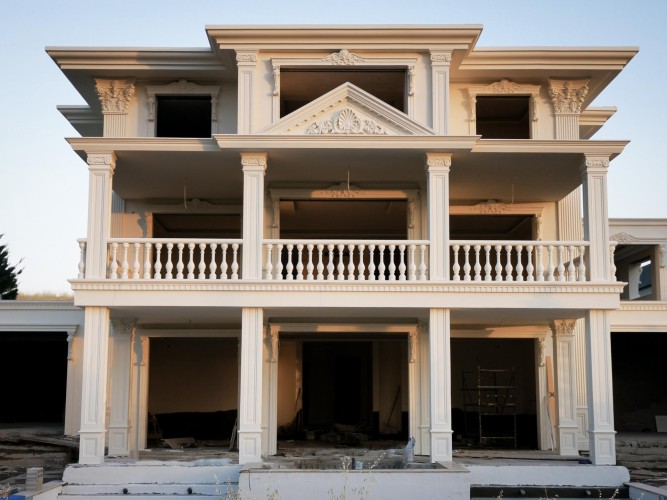 Poliüretan Ahşap Kaplama ile Villa Dış Cephe Tasarımı: Doğal ve Sıcak Hava Yaratmanın Yolları, Klasik Villa Dekorasyon Modelleri ve Örnekleri ile İlham Verici Fikirler <p>

    <h1>Poliüretan Ahşap Kaplamalarla Villa Dış Cephe Tasarımı</h1>
    <p>Villa dış cephe tasarımı, bir evin estetik görünümünü belirleyen en önemli unsurlardan biridir. Poliüretan ahşap kaplamalar, bu alanda hem şıklığı hem de işlevselliği bir araya getirerek, dış mekan tasarımında tercih edilen malzemeler arasında yer almaktadır. Bu makalede, poliüretan ahşap kaplamaların villa dış cephe tasarımındaki rolü ve sağladığı avantajlar üzerinde durulacaktır.</p>

    <h2>Poliüretan Ahşap Kaplamaların Avantajları</h2>
    <ul>
        <li><strong>Dayanıklılık:</strong> Poliüretan kaplamalar, doğal ahşaba göre daha dayanıklıdır. Hava koşullarına, UV ışınlarına ve nem gibi dış etkenlere karşı direnç gösterir.</li>
        <li><strong>Estetik Görünüm:</strong> Ahşap görünümünü koruyan poliüretan kaplamalar, doğal bir sıcaklık ve şıklık sunar. Farklı renk ve doku seçenekleri ile villa tasarımına uyum sağlar.</li>
        <li><strong>Kolay Bakım:</strong> Poliüretan kaplamalar, bakım gereksinimlerini minimuma indirir. Temizlenmesi kolaydır ve uzun ömürlüdür.</li>
        <li><strong>İzolasyon Özellikleri:</strong> Bu kaplamalar, ısı ve ses yalıtımı sağlayarak iç mekan konforunu artırır.</li>
    </ul>

    <h2>Dış Klasik Villa Tasarımı</h2>
    <p>Dış klasik villa tasarımı, zarif detaylar ve simetrik yapılarla karakterizedir. Poliüretan ahşap kaplamalar, klasik mimari tarzın zarafetini tamamlayarak, modern dokunuşlar ekler. Klasik villa dış cephelerinde genellikle açık renk tonları tercih edilir. Bu, hem ferah bir görünüm sağlar hem de doğal ışığı en iyi şekilde yansıtır.</p>

    <h2>Kaplama Seçenekleri ve Uygulama Fikirleri</h2>
    <p>Poliüretan ahşap kaplamalar, farklı desen ve doku seçenekleri ile villa dış cephelerine estetik bir katkı sağlar. Aşağıda bazı uygulama fikirleri bulunmaktadır:</p>
    <ul>
        <li><strong>Panel Uygulamaları:</strong> Dikey veya yatay paneller kullanarak modern bir görünüm elde edebilirsiniz.</li>
        <li><strong>Vurgulu Alanlar:</strong> Kaplama ile belirli alanları vurgulamak, görsel ilgi yaratır. Örneğin, giriş kısmı veya balkonlar bu şekilde tasarlanabilir.</li>
        <li><strong>Renk Seçimi:</strong> Doğal ahşap renkleri dışında pastel tonları da tercih edilebilir. Bu, hem modern hem de sıcak bir atmosfer yaratır.</li>
    </ul>

    <h2>Sonuç</h2>
    <p>Poliüretan ahşap kaplamalar, villa dış cephe tasarımında hem estetik hem de fonksiyonel bir çözüm sunar. Doğal görünümü ve dayanıklılığı ile dikkat çeker. Klasik villa tasarımlarında uygulandığında, şıklığı ve zarafeti ön plana çıkarır. Doğru renk ve doku seçimleri ile dış mekanlarınızı daha sıcak ve davetkar hale getirebilirsiniz.</p>

</p><br><hr></hr>