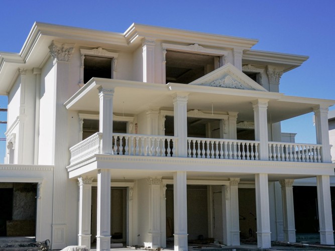 Poliüretan Villa Dış Cephe Tasarımı: Doğal Görünüm İçin Bitkiler ve Ağaçlar ile Dış Mekan Klasik Villa Dekorasyon Fikirleri ve Örnekleri <p>

    <h1>Poliüretan Villa Dış Cephe Tasarımı</h1>
    <p>Poliüretan malzemeler, villa dış cephe tasarımında sıklıkla tercih edilen modern bir seçenek haline gelmiştir. Bu malzemelerin hafifliği, dayanıklılığı ve estetik görünümleri, birçok mimar ve tasarımcı tarafından beğenilmektedir. Doğal bir görünüm elde etmek için bitki ve ağaçların kullanımı, poliüretan villa dış cephelerinin zarif bir şekilde tamamlanmasını sağlar.</p>
    
    <h2>Doğal Görünüm İçin Bitki ve Ağaçlar</h2>
    <p>Villa dış cephe tasarımında doğal bir atmosfer yaratmak için bitki örtüsü ve ağaçların kullanımı oldukça önemlidir. Özellikle, yeşil alanların artırılması ve doğru bitki seçimi ile birlikte, poliüretan kaplamalar ile uyumlu bir görünüm elde edilebilir. Çiçekler, sarmaşıklar ve ağaçlar, villa dış cephesinin estetik değerini artırırken, çevreyle uyumlu bir yaşam alanı sunar.</p>
    
    <h2>Dış Klasik Villa Tasarımı</h2>
    <p>Dış klasik villa tasarımı, zarif detaylar ve geleneksel mimari unsurlar ile karakterizedir. Poliüretan malzemeler, bu tarz tasarımlarda hem işlevsel hem de estetik bir çözüm sunar. Klasik sütunlar, kemerler ve detaylı oymalar, poliüretan ile kolaylıkla oluşturulabilir. Böylece, modern malzemelerle klasik bir görünüm elde edilmesi sağlanır.</p>
    
    <h2>Dekorasyon Modelleri ve Örnekleri</h2>
    <p>Poliüretan villa dış cepheleri için birçok dekorasyon modeli ve örneği bulunmaktadır. Farklı renk ve dokulardaki poliüretan kaplamalar, çeşitli stil ve temalara uyum sağlayabilir. Örneğin, beyaz poliüretan kaplamalar, klasik bir görünüm sunarken, koyu renkler modern bir hava katabilir. Ayrıca, bitkilerle yapılan kombinasyonlar, dış mekanın canlılığını artırır.</p>
    
    <h2>Tasarım ve Dekorasyon Fikirleri</h2>
    <p>Villa dış cephe tasarımında yaratıcı fikirler, mekanın genel atmosferini belirler. Bitkilerle dolu bir teras, poliüretan kaplama ile birleştiğinde, sıcak bir yaşam alanı sunar. Ayrıca, dış mekan aydınlatmaları ile desteklenen tasarımlar, akşam saatlerinde de şıklığı ve estetiği korur. Doğal taş ve ahşap unsurlar ile zenginleştirilen poliüretan cepheler, modern ve klasik tarzın birleşimini sunar.</p>
    
    <h2>Sonuç</h2>
    <p>Poliüretan villa dış cephe tasarımı, estetik ve işlevselliği bir araya getirerek, doğal bir görünüm elde etmek için ideal bir seçenektir. Bitkiler ve ağaçlarla zenginleştirilmiş dış mekanlar, hem görsel açıdan tatmin edici hem de konforlu bir yaşam alanı sunar. Dış klasik villa tasarımları, poliüretan malzemelerle birleştiğinde, zarif ve çağdaş bir görünüm elde edilir.</p>

</p><br><hr></hr>