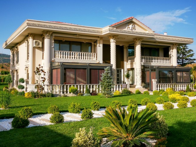 Modern villa tasarımı için düz hatlar, geniş cam yüzeyler ve sade detaylar; dış mekan klasik villa dekorasyon örnekleri ve tasarım fikirleri. <p>
<h1>Poliüretan Modern Villa Tasarımı</h1>
<p>Modern bir villa tasarımı, genellikle düz hatlar, büyük cam paneller ve minimalist detaylar ile karakterize edilir. Bu tarz, sade ve şık bir estetik sunarak, yaşam alanlarını ferah ve aydınlık hale getirir. Modern villalarda kullanılan poliüretan malzemeler, hem estetik hem de işlevsellik açısından önemli avantajlar sunar.</p>
<h2>Düz Hatlar ve Minimalist Detaylar</h2>
<p>Düz hatlar, modern villa tasarımının en belirgin özelliklerinden biridir. Bu tasarım anlayışı, gereksiz süslemelerden kaçınarak, yalın bir görünüm elde etmeyi amaçlar. Minimalist detaylar, yaşam alanlarını sade tutarken, aynı zamanda şıklığı da ön plana çıkarır. Bu tarz, hem iç hem de dış mekanlarda kullanılabilir.</p>
<h2>Büyük Cam Paneller</h2>
<p>Büyük cam paneller, modern villaların vazgeçilmez bir parçasıdır. Bu paneller, doğal ışığın iç mekanlara dolmasını sağlayarak, ferah bir atmosfer oluşturur. Ayrıca dış mekan ile iç mekan arasında bir bağlantı kurarak, doğayla iç içe bir yaşam sunar. Cam kullanımı, modern tasarımın şıklığını artırırken, enerji verimliliği açısından da avantajlar sağlar.</p>
<h2>Dış Klasik Villa Tasarımı</h2>
<p>Dış klasik villa tasarımı, geleneksel mimari unsurlar ile modern dokunuşları bir araya getirir. Bu tarz, genellikle zengin detaylar, klasik sütunlar ve zarif cephelerle karakterizedir. Dış mekan tasarımında kullanılan doğal taşlar ve ahşap detaylar, villaya sıcak bir görünüm kazandırır. Dış klasik villa tasarımı, zamansız bir estetik sunarak, her dönemde ilgi görmeyi başarır.</p>
<h2>Dekorasyon Modelleri ve Fikirleri</h2>
<p>Modern ve klasik villa dekorasyonunda, her iki tarzın da unsurlarını harmanlayarak, özgün bir atmosfer yaratmak mümkündür. Modern villalarda sade ve fonksiyonel mobilyalar tercih edilirken, klasik villalarda daha zengin ve gösterişli parçalar kullanılabilir. Renk paleti olarak, doğal tonlar ve pastel renkler tercih edilerek, huzurlu bir ortam oluşturulabilir.</p>
<h2>Sonuç</h2>
<p>Poliüretan modern villa tasarımı, estetik ve işlevselliği bir araya getirerek, çağdaş yaşam alanları sunar. Düz hatlar, büyük cam paneller ve minimalist detaylar, bu tarzın temel taşlarını oluştururken, dış klasik villa tasarımı da geleneksel unsurları modern dokunuşlarla birleştirir. Her iki tasarım anlayışı da, yaşam alanlarının daha konforlu ve şık hale gelmesine yardımcı olur.</p>
</p><br><hr></hr>