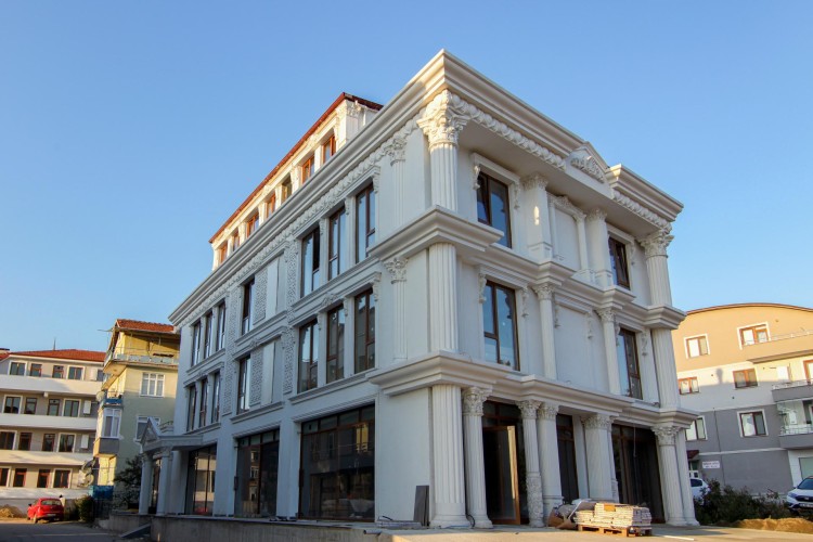 Poliüretan ile Otel Dış Cephe Tasarımında Şık Dekorasyon Fikirleri ve Önerileri - Klasik ve Modern Modeller <p>

    <h1>Poliüretan Otel Dış Cephe Dekorasyonunda Özenli Tasarım Önerileri</h1>
    <p>Otel dış cephe dekorasyonu, misafirlerin ilk izlenimini oluşturduğu için büyük bir öneme sahiptir. Poliüretan malzemeler, hem estetik hem de işlevsel özellikleriyle bu alanda sıklıkla tercih edilmektedir. İşte poliüretan otel dış cephe dekorasyonunda özenli tasarım önerileri:</p>

    <h2>Dış Klasik Tasarım Önerileri</h2>
    <p>Dış klasik tasarım, otelin zarif ve şık bir görünüm kazanmasını sağlar. Poliüretan ile oluşturulabilecek klasik detaylar şunlardır:</p>
    <ul>
        <li><strong>Klasik Sütunlar:</strong> Poliüretan malzemeden yapılan sütunlar, dış cepheye zarif bir hava katar.</li>
        <li><strong>Kemerler ve Çerçeveler:</strong> Kapı ve pencere çerçevelerinde kullanılan kemer detayları, klasik bir görünüm sağlar.</li>
        <li><strong>Renk Seçimi:</strong> Pastel tonları ve beyaz gibi açık renkler, klasik bir atmosfer yaratır.</li>
    </ul>

    <h2>Genel Dekorasyon Modelleri</h2>
    <p>Poliüretan malzeme ile yapılan genel dekorasyon modelleri, otelin dış görünümünü zenginleştirir. Öne çıkan modeller şunlardır:</p>
    <ul>
        <li><strong>Panel Uygulamaları:</strong> Poliüretan paneller, dış cepheye modern bir görünüm kazandırır.</li>
        <li><strong>Farklı Dokular:</strong> Düz, kabartmalı veya taş görünümlü yüzeyler, çeşitlilik sağlar.</li>
        <li><strong>Aydınlatma Elemanları:</strong> Dış cephede kullanılan dekoratif aydınlatmalar, gece görünümünü güzelleştirir.</li>
    </ul>

    <h2>Tasarım ve Örnekleri</h2>
    <p>Poliüretan otel dış cephe dekorasyonu için ilham alabileceğiniz bazı tasarım örnekleri:</p>
    <ul>
        <li><strong>Modern Klasik:</strong> Klasik detaylarla modern çizgilerin birleşimi, şık bir görünüm sunar.</li>
        <li><strong>Doğal Taş Görünümü:</strong> Poliüretan malzeme ile elde edilen doğal taş görünümleri, otelin doğayla uyumunu artırır.</li>
        <li><strong>Renkli Vurgular:</strong> Dış cephedeki bazı detaylarda canlı renkler kullanmak, dikkat çekici bir etki yaratır.</li>
    </ul>

    <h2>Sonuç</h2>
    <p>Poliüretan malzemeler, otel dış cephe dekorasyonunda estetik ve işlevselliği bir araya getirir. Yukarıda belirtilen tasarım önerileri, otelinizin dış görünümünü zenginleştirerek misafirlerinizi etkilemenize yardımcı olacaktır. Özenli bir tasarım ile hem modern hem de klasik unsurları harmanlayarak unutulmaz bir atmosfer yaratabilirsiniz.</p>

</p><br><hr></hr>