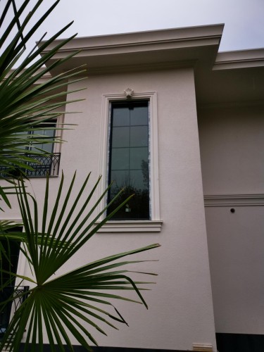 Lüks Villalar İçin Şık Poliüretan Dış Cephe Tasarımları ve Estetik Söve Örnekleri - Modern ve Klasik Villa Dekorasyon Fikirleri <p>

    <article>
        <h1>Poliüretan Lüks Villalar İçin Şık Dış Cephe ve Estetik Söve Modelleri</h1>
        <p>Poliüretan, günümüzde lüks villaların dış cephelerinde estetik ve fonksiyonel bir malzeme olarak öne çıkmaktadır. Bu malzeme, hafifliği, dayanıklılığı ve suya karşı dirençli yapısıyla mimarların ve iç mimarların tercih ettiği bir seçenek haline gelmiştir. Özellikle modern klasik villa tasarımlarında poliüretan kullanımı, görsel zenginlik ve şıklık katmaktadır.</p>

        <h2>Dış Cephe Tasarımı</h2>
        <p>Dış cephe tasarımı, bir villanın estetik algısını belirleyen en önemli unsurlardan biridir. Poliüretan malzemeler, farklı renk ve doku seçenekleriyle dış cepheye zarif bir görünüm kazandırırken, aynı zamanda enerji verimliliğini artırır. Villalarınızda kullanabileceğiniz poliüretan dış cephe kaplama modelleri, modern ve klasik tarzların bir arada harmanlanmasına olanak tanır.</p>

        <h2>Estetik Söve Modelleri</h2>
        <p>Söve, binaların dış yüzeylerinde kullanılan dekoratif bir unsurdur ve poliüretan söve modelleri, modern klasik villalarda sıklıkla tercih edilmektedir. Bu modeller, pencere ve kapı çevrelerinde, köşe detaylarında ve cephelerin belirli alanlarında kullanılarak görsel derinlik yaratır. Poliüretan söve, farklı desen ve şekillerde üretilebildiği için tasarımcıların hayal gücünü özgürce kullanmasına olanak tanır.</p>

        <h2>Modern Klasik Villa Dekorasyonu</h2>
        <p>Modern klasik villa dekorasyonu, lüks ve zarafeti bir arada sunan bir yaklaşımdır. Bu tarzda, poliüretan malzemelerin kullanımı, mekanın genel havasını yumuşatırken, estetik bir denge sağlar. İç mekanlarda da poliüretan detaylar kullanarak, dış cephe ile uyumlu bir bütünlük oluşturabilirsiniz. Örneğin, tavan süslemeleri ve duvar aplikleri gibi unsurlar, modern klasik tasarımın zarif birer parçası olabilir.</p>

        <h2>Sonuç</h2>
        <p>Poliüretan lüks villalar için şık dış cephe ve estetik söve modelleri, modern klasik tasarımın vazgeçilmez unsurlarıdır. Hem görsel hem de işlevsel avantajları ile poliüretan, lüks villaların dış cephelerinde ve iç mekanlarında sıklıkla tercih edilmektedir. Bu malzeme ile hem estetik hem de dayanıklı yapılar oluşturmak mümkün hale gelmektedir. Villalarınızda kullanabileceğiniz poliüretan detaylarla, modern klasik tasarımın zarafetini ve şıklığını yansıtabilirsiniz.</p>
    </article>

</p><br><hr></hr>