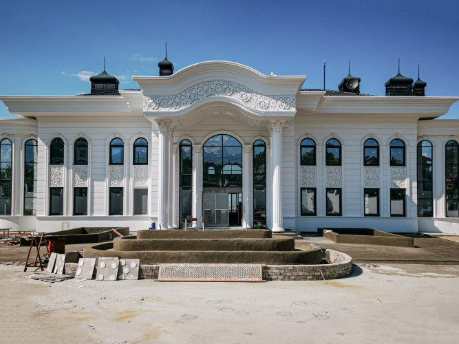 Poliüretan Dış Cephe Süsleme Modelleri - Klasik Villa ve Yalı Dekorasyon Fikirleri <p>

    <h1>Poliüretan Saray Villa Yalı Konak Dış Cephe Süsleme</h1>
    <p>Dış mekan dekorasyonu, bir yapının estetik değerini artırmak için son derece önemlidir. Poliüretan malzemeler, hafif olmaları ve çeşitli tasarım olanakları sunmaları nedeniyle dış cephe süslemelerinde sıkça tercih edilmektedir. Poliüretan saray villa yalı konak dış cephe süslemeleri, klasik mimari tarzları yansıtan zarif detaylarla zenginleştirilebilir.</p>
    
    <h2>Dış Klasik Mimari</h2>
    <p>Klasik mimari, simetri, orantı ve detaylara verilen önemle karakterizedir. Dış mekanlarda klasik unsurlar kullanarak, yapınıza zamansız bir şıklık kazandırabilirsiniz. Poliüretan ile yapılan süslemeler, bu estetik anlayışı modern bir yaklaşımla birleştirerek, geleneksel görünümdeki yapıları günümüze taşır.</p>
    
    <h2>Poliüretan Malzemelerin Avantajları</h2>
    <ul>
        <li><strong>Hafiflik:</strong> Poliüretan malzemeler, ağır taş veya beton yerine kullanılabildiğinden, montaj işlemleri kolaylaşır.</li>
        <li><strong>Dayanıklılık:</strong> Hava koşullarına karşı dirençli olan poliüretan, uzun ömürlü bir çözüm sunar.</li>
        <li><strong>Çeşitlilik:</strong> Farklı tasarım seçenekleri ile kişisel zevklere göre özelleştirilebilir.</li>
    </ul>

    <h2>Dış Cephe Süsleme Modelleri</h2>
    <p>Dış cephe süslemeleri, çeşitli modellerle zenginleştirilebilir. Klasik sütunlar, kemerler, frizler ve dekoratif bordürler gibi unsurlar, poliüretan ile kolayca uygulanabilir. Bu unsurlar, yapınıza karakter katarken, aynı zamanda estetik bir görünüm sunar.</p>
    
    <h2>Örnek Tasarımlar</h2>
    <p>Poliüretan saray villa yalı konak dış cephe süslemeleri için birçok örnek tasarım mevcuttur. Örneğin, büyük sütunlar ve zarif kemerler ile desteklenen bir giriş, klasik bir görünüm yaratabilir. Ayrıca, cephe boyunca uzanan detaylı frizler ve bordürler, yapınıza derinlik ve zenginlik katacaktır.</p>

    <h2>Sonuç</h2>
    <p>Poliüretan malzemeler, dış cephe süslemeleri için ideal bir seçimdir. Klasik mimari unsurlarla birleştiğinde, estetik açıdan etkileyici ve uzun ömürlü yapılar oluşturulabilir. Dış mekan dekorasyonunuzu zenginleştirmek için poliüretan saray villa yalı konak dış cephe süslemelerini değerlendirebilirsiniz.</p>

</p><br><hr></hr>