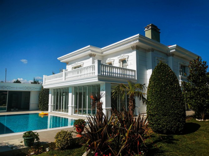 Poliüretan Villa Dış Cephe Tasarımları ve Taş Kaplama ile Estetik Klasik Villa Dekorasyon Fikirleri ve Örnekleri <p>
<h1>Poliüretan Villa Dış Cephe Tasarımları ve Taş Kaplamalar</h1>

<p>Villa dış cephe tasarımları, estetik ve dayanıklılığı bir arada sunarak, hem görsel bir şölen hem de uzun ömürlü bir yapı sağlamaktadır. Poliüretan malzemeler, hafifliği ve yüksek izolasyon özellikleri sayesinde günümüzde sıklıkla tercih edilmektedir. Bu yazıda, poliüretan villa dış cephe tasarımları ve taş kaplamaların avantajları üzerinde duracağız.</p>

<h2>Poliüretan Villa Dış Cephe Tasarımları</h2>
<p>Poliüretan, çeşitli dış cephe tasarımlarında kullanılabilen esnek ve dayanıklı bir malzemedir. Farklı renk ve doku seçenekleri ile kişisel zevklere hitap eden poliüretan dış cephe kaplamaları, modern villaların estetiğini artırır. Ayrıca, poliüretan kaplamalar, UV ışınlarına karşı dayanıklıdır ve uzun süreli renk koruması sağlar.</p>

<h2>Taş Kaplamaların Sağlamlığı</h2>
<p>Taş kaplamalar, dış cephe tasarımında klasik bir tercih olarak öne çıkmaktadır. Doğal taşların kullanımı, villaya şıklık ve zarafet katarken, aynı zamanda dayanıklılığı ile de bilinir. Taş kaplamalar, hava koşullarına karşı dirençlidir ve uzun ömürlü bir çözüm sunar. Estetik açıdan da zengin bir görünüm sağlayarak, dış mekanın karakterini belirler.</p>

<h2>Dış Klasik Villa Dekorasyon Modelleri</h2>
<p>Klasik villa dekorasyonları, zarif hatları ve simetrik yapıları ile dikkat çeker. Dış cephelerdeki klasik detaylar, taş kaplamalarla birleştirildiğinde, görkemli bir görünüm elde edilir. Sütunlar, kemerler ve oymalı detaylar gibi klasik mimari unsurlar, villanın dış cephesine derinlik katar.</p>

<h2>Tasarım ve Örnekleri</h2>
<p>Poliüretan ve taş kaplama kombinasyonları, farklı tasarım örnekleri ile zenginleştirilebilir. Örneğin, açık renk poliüretan kaplamalar ile koyu tonlu taş kaplamalar bir arada kullanılarak, kontrast bir görünüm elde edilebilir. Ayrıca, aydınlatma unsurları ile desteklenen dış cephe tasarımları, gece vakti de etkileyici bir atmosfer yaratır.</p>

<h2>Dekorasyon Fikirleri</h2>
<p>Dış cephe dekorasyonunda, bitki örtüsü ve peyzaj düzenlemeleri de büyük rol oynar. Taş kaplama ile uyumlu bitkiler seçilerek, doğayla bütünleşen bir görünüm elde edilebilir. Ayrıca, balkon ve teras alanlarında kullanılan mobilyalar, dış mekanın estetiğini tamamlayarak, ferah bir yaşam alanı sunar.</p>

<p>Sonuç olarak, poliüretan villa dış cephe tasarımları ve taş kaplamalar, hem sağlamlık hem de estetik açıdan mükemmel bir uyum sağlamaktadır. Bu unsurların bir araya gelmesi, modern ve klasik çizgilerin harmanlandığı etkileyici bir dış cephe yaratır.</p>
</p><br><hr></hr>