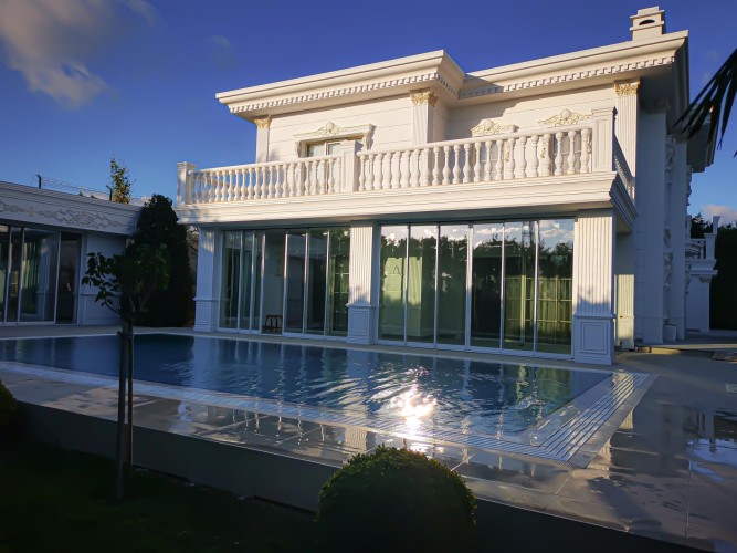 Poliüretan Söve ile Villa Dış Cephe Estetiği: Klasik Villa Dekorasyon Modelleri ve Fikirleri <p>
<h1>Poliüretan Poliüretan Söve: Villa Dış Cephe Dekorasyonunda Estetik Katkı</h1>
<p>Günümüzde dış cephe dekorasyonu, bir villanın estetik görünümünü artırmada önemli bir rol oynamaktadır. Bu bağlamda poliüretan poliüretan söve, hem işlevsel hem de estetik açıdan birçok avantaj sunan bir malzeme olarak öne çıkmaktadır. Poliüretan, hafifliği, dayanıklılığı ve kolay uygulanabilirliği sayesinde mimarların ve iç mimarların tercih ettiği bir yapı malzemesidir.</p>
<h2>Dış Cephe Dekorasyonunda Poliüretan Söve Kullanımının Avantajları</h2>
<ul>
<li><strong>Hafiflik:</strong> Poliüretan söve, geleneksel malzemelere göre oldukça hafiftir. Bu özellik, uygulama sırasında yapının taşıma kapasitesini zorlamadan kolaylıkla monte edilmesini sağlar.</li>
<li><strong>Dayanıklılık:</strong> Hava koşullarına karşı dirençli olan poliüretan, uzun ömürlü bir çözüm sunar. Su geçirmez yapısı, dış etkenlere karşı koruma sağlar.</li>
<li><strong>Estetik Çeşitlilik:</strong> Poliüretan söve, farklı desen ve modellerde üretilebildiği için çeşitli mimari stillere uyum sağlar. Klasik, modern veya rustik tarzda birçok seçenek mevcuttur.</li>
<li><strong>Kolay Uygulama:</strong> Poliüretan malzemeler, hafif olmaları nedeniyle kolayca kesilip şekillendirilebilir. Bu, uygulama sürecini hızlandırır ve maliyetleri düşürür.</li>
</ul>
<h2>Dış Klasik Villa Dekorasyon Modelleri</h2>
<p>Klasik villa dekorasyonunda poliüretan söve kullanımı, zarif ve şık bir görünüm elde etmek için idealdir. Klasik mimari unsurların öne çıktığı villalarda, poliüretan söve ile yapılmış çerçeveler, sütunlar ve frizler, yapının estetiğini artırır. Aşağıda bazı popüler klasik villa dekorasyon modelleri bulunmaktadır:</p>
<ol>
<li><strong>Klasik Sütunlar:</strong> Poliüretan malzemeden yapılan sütunlar, villanın giriş kısmında veya bahçesinde zarif bir dokunuş sağlar.</li>
<li><strong>Friz Uygulamaları:</strong> Dış cepheye eklenen frizler, yapının üst kısmında görsel bir denge oluşturarak şıklık katar.</li>
<li><strong>Pencere Çerçeveleri:</strong> Poliüretan söve ile oluşturulan pencere çerçeveleri, klasik mimari tarzın zarafetini yansıtır.</li>
</ol>
<h2>Sonuç</h2>
<p>Poliüretan poliüretan söve, villa dış cephe dekorasyonunda estetik ve işlevselliği bir araya getiren mükemmel bir çözümdür. Hafifliği, dayanıklılığı ve geniş tasarım seçenekleri ile mimarların vazgeçilmezi haline gelmiştir. Klasik villa dekorasyon modelleri ile birleştiğinde, hem görsel hem de yapısal olarak etkileyici bir sonuç ortaya çıkar. Villanızı estetik bir şekilde dönüştürmek için poliüretan söve uygulamalarını göz önünde bulundurmalısınız.</p>
</p><br><hr></hr>