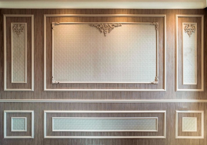 Poliüretan Duvar Çıtası Modelleri ve Fiyatları: Desenli, Kabartmalı ve Düz Seçeneklerle İç Mekan Dekorasyonu için İlham Verici Fikirler <p>
<h1>Poliüretan Duvar Çıtası Modelleri ve Fiyatları</h1>

<p>Poliüretan duvar çıtası, iç mekan dekorasyonunda estetik ve şıklık arayanlar için mükemmel bir tercihtir. Farklı desen ve tasarımlarıyla mekanlarınıza zarif bir dokunuş katabilir. Bu makalede, poliüretan duvar çıtası modelleri, fiyatları ve dekorasyon fikirleri hakkında detaylı bilgiler bulabilirsiniz.</p>

<h2>Poliüretan Duvar Çıtası Modelleri</h2>

<h3>1. Desenli Poliüretan Duvar Çıtaları</h3>
<p>Desenli poliüretan duvar çıtaları, mekanınıza karakter katmak için idealdir. Farklı motif ve desen seçenekleriyle, klasik veya modern bir görünüm elde edebilirsiniz. Özellikle salon ve oturma odası gibi alanlarda tercih edilen bu modeller, duvarlarınızı canlandırır.</p>

<h3>2. Kabartmalı Poliüretan Duvar Çıtaları</h3>
<p>Kabartmalı poliüretan duvar çıtaları, 3D efekt ile mekanlarınıza derinlik kazandırır. Yüksek kaliteli malzemeden üretilen bu çıtalar, lüks bir görünüm sunar. Genellikle yemek odası ve yatak odası gibi özel alanlarda tercih edilmektedir.</p>

<h3>3. Düz Poliüretan Duvar Çıtaları</h3>
<p>Düz poliüretan duvar çıtaları, minimalist bir tasarım arayanlar için mükemmeldir. Basit ama şık bir görünüm sunan bu modeller, her türlü dekorasyon tarzına uyum sağlar. Ofis alanları veya modern evlerde sıklıkla kullanılmaktadır.</p>

<h2>Poliüretan Duvar Çıtası Fiyatları</h2>
<p>Poliüretan duvar çıtası fiyatları, modeline, desenine ve kalitesine göre değişiklik göstermektedir. Genel olarak, desenli ve kabartmalı modeller, düz modellere göre daha yüksek fiyat aralığında yer almaktadır. Fiyatlar, metrekare başına 50 TL'den başlayarak 200 TL'ye kadar çıkabilmektedir. Uygun fiyatlı seçenekler bulmak için yerel yapı marketleri veya online satış platformlarını inceleyebilirsiniz.</p>

<h2>Dekorasyon Fikirleri</h2>
<p>Poliüretan duvar çıtaları ile yapabileceğiniz dekorasyon fikirleri oldukça geniştir. İşte bazı öneriler:</p>
<ul>
    <li>Desenli çıtalarla bir odanın bir duvarını vurgulayarak odanın merkezine çekebilirsiniz.</li>
    <li>Kabartmalı çıtaları kullanarak yemek masası etrafında şık bir ambiyans oluşturabilirsiniz.</li>
    <li>Düz çıtalar ile minimalist bir görünüm elde ederek modern bir atmosfer yaratabilirsiniz.</li>
</ul>

<p>Sonuç olarak, poliüretan duvar çıtaları, dekorasyonunuza zarif bir dokunuş katmak için harika bir seçenektir. Farklı modelleri ve fiyat aralıkları ile her bütçeye uygun alternatifler sunmaktadır.</p>
</p><br><hr></hr>