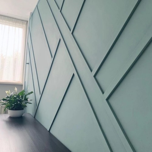 Modern Klasik Villa Dekorasyonu için Poliüretan Dekoratif Duvar Çıtası Kullanımı ve Tasarım Önerileri <p>
<h1>Poliüretan Dekoratif Duvar Çıtası ile Modern Klasik Villa Dekorasyon Fikirleri</h1>
<p>Modern klasik villa dekorasyonu, şıklığı ve zarafeti bir araya getiren bir stil olarak öne çıkmaktadır. Bu tarz, geleneksel unsurları modern dokunuşlarla harmanlayarak, iç mekanlarda estetik bir denge sağlar. Poliüretan dekoratif duvar çıtası, bu tarzın uygulanmasında önemli bir rol oynamaktadır. İşte poliüretan dekoratif duvar çıtası kullanarak modern klasik villa dekorasyonuna dair bazı fikirler ve tasarım örnekleri:</p>
<h2>1. Duvarlarda Derinlik Yaratma</h2>
<p>Poliüretan duvar çıtaları, duvarlara derinlik ve karakter kazandırmak için mükemmel bir seçenektir. Farklı yüksekliklerde yerleştirilen çıtalar, mekanda görsel bir ilgi yaratır. Özellikle salon ve oturma odası gibi alanlarda, duvarları vurgulamak için kullanılabilir.</p>
<h2>2. Tavan Süslemeleri</h2>
<p>Modern klasik villa dekorasyonunda tavan süslemeleri de büyük önem taşır. Poliüretan çıtalar, tavan köşelerine veya ortalarına uygulanarak, mekana zarif bir görünüm kazandırır. Ayrıca, tavan aralarına LED aydınlatmalar ekleyerek, atmosferi daha da güzelleştirebilirsiniz.</p>
<h2>3. Kapı ve Pencere Çerçeveleri</h2>
<p>Kapı ve pencere çerçevelerinde poliüretan çıta kullanmak, mekanın genel estetiğini artırır. Klasik detaylarla modern bir yaklaşım sergileyen bu uygulama, evin iç mimarisine değer katar. Özellikle beyaz veya açık tonlarda tercih edilen çıtalar, mekanda ferah bir hava yaratır.</p>
<h2>4. Renk Seçenekleri</h2>
<p>Poliüretan çıtalar, çeşitli renk ve dokularda mevcuttur. Modern klasik stilin gereksinimlerine göre, klasik beyaz, krem veya pastel tonları tercih edilebilir. Bu renkler, mekana şıklık katarken, aynı zamanda aydınlık bir atmosfer oluşturur.</p>
<h2>5. Aksesuarlar ile Tamamlama</h2>
<p>Poliüretan dekoratif çıtalar ile birlikte kullanılabilecek aksesuarlar, dekorasyonunuzu tamamlayacaktır. Duvarlarda sanat eserleri, raflar veya ayna gibi unsurlar, dekorasyonunuzu zenginleştirir. Bu aksesuarlar, modern klasik stilin estetiğini pekiştirir.</p>
<h2>6. Uygulama Kolaylığı</h2>
<p>Poliüretan dekoratif duvar çıtalarının en büyük avantajlarından biri, kolay uygulanabilir olmalarıdır. Hafif yapıları sayesinde, montaj işlemi oldukça basittir. Ayrıca, çeşitli kesim ve şekillerde bulunmaları, tasarımcıların hayal gücünü sınırlamaz.</p>
<h2>Sonuç</h2>
<p>Poliüretan dekoratif duvar çıtası, modern klasik villa dekorasyonunda hem işlevsel hem de estetik bir unsur olarak karşımıza çıkmaktadır. Bu ürünler, mekanlarınıza zarafet ve şıklık katarken, uygulama kolaylığı ile de öne çıkmaktadır. Modern klasik bir villa dekorasyonu oluşturmak isteyenler için, poliüretan çıtalar harika bir seçenek sunmaktadır.</p>
</p><br><hr></hr>