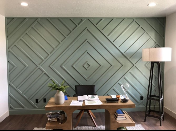 Poliüretan Çıta Modelleri ile Salonunuzu Yenileyin! Modern, Klasik ve Özel Dekorasyon Fikirleri ve Tasarım Örnekleri. <p>
<h1>Poliüretan Salonunuzun Yeni Görünümü İçin Boyanabilir Çıta Modelleri Tercih Edin!</h1>

<p>Salon dekorasyonunda estetik ve şıklığı yakalamak için doğru malzemeleri seçmek oldukça önemlidir. Poliüretan çıta modelleri, hem modern hem de klasik dekorasyon tarzlarına uyum sağlama yeteneği ile dikkat çekmektedir. Bu yazıda, poliüretan boyanabilir çıta modellerinin avantajlarını ve dekorasyon fikirlerini inceleyeceğiz.</p>

<h2>Poliüretan Çıta Modellerinin Avantajları</h2>
<ul>
    <li><strong>Hafiflik:</strong> Poliüretan malzeme, geleneksel ahşap çıtalara göre çok daha hafif olduğu için montajı oldukça kolaydır.</li>
    <li><strong>Dayanıklılık:</strong> Suya ve neme karşı dayanıklı olan poliüretan, uzun ömürlü bir kullanım sunar.</li>
    <li><strong>Estetik Görünüm:</strong> Farklı tasarım seçenekleri ile salonunuza zarif bir dokunuş katar.</li>
    <li><strong>Boyanabilir Olması:</strong> İstenilen renkte boyanabilmesi sayesinde, dekorasyon tarzınıza uygun hale getirebilirsiniz.</li>
</ul>

<h2>İç Mekan Modern Klasik Dekorasyon Fikirleri</h2>
<p>Poliüretan çıtalar, iç mekanlarda modern klasik bir görünüm yaratmak için mükemmel bir seçimdir. Aşağıda, bu modellerle elde edebileceğiniz bazı dekorasyon fikirleri yer almaktadır:</p>

<h3>1. Tavan Çıtaları ile Şıklık Yaratın</h3>
<p>Tavanlarınıza ekleyeceğiniz poliüretan çıtalar, mekanın yüksekliğini vurgulayarak daha ferah bir görünüm sağlar. Özellikle beyaz veya açık tonlarda boyanmış çıtalar, mekana aydınlık bir hava katar.</p>

<h3>2. Duvar Kenarlarında Kullanım</h3>
<p>Duvar kenarlarında uygulanacak çıtalar, odanın köşe noktalarını belirginleştirerek derinlik hissi oluşturur. Bu uygulama, özellikle salon gibi geniş alanlarda oldukça etkili sonuçlar verir.</p>

<h3>3. Kapı ve Pencere Çıtaları</h3>
<p>Kapı ve pencere çerçevelerinde kullanacağınız poliüretan çıtalar, mekanın bütünlüğünü sağlarken, şık bir çerçeve etkisi yaratır. Boyanabilir olmaları sayesinde, istediğiniz renge uyum sağlar.</p>

<h2>Sonuç</h2>
<p>Salonunuzu yenilemek ve modern klasik bir hava katmak istiyorsanız, poliüretan boyanabilir çıta modelleri mükemmel bir tercihtir. Farklı tasarım seçenekleri ve kolay uygulama imkanı ile dekorasyonunuza zarif bir dokunuş ekleyebilirsiniz. Unutmayın, doğru malzeme ve detaylar ile her mekan daha estetik bir görünüme kavuşabilir.</p>
</p><br><hr></hr>