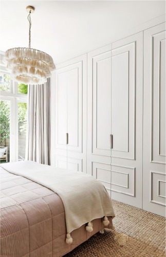 Poliüretan Yatak Odası ve TV Arkası Çıta Tasarımları: Şık ve Estetik Ev Dekorasyonu İçin Pratik Çözümler - Modern ve Klasik Özel Dekorasyon Fikirleri ve Örnekleri <p>

    <h1>Poliüretan Yatak Odası ve TV Arkası Çıta Modelleri</h1>
    <p>Ev dekorasyonu, yaşam alanlarımızın estetik ve fonksiyonel bir şekilde düzenlenmesi için büyük önem taşır. Bu bağlamda, poliüretan yatak odası ve TV arkası çıta modelleri, modern ve klasik tasarım anlayışlarını bir araya getirerek, şıklık ve estetiği evlerimize taşıyan pratik çözümler sunmaktadır.</p>

    <h2>Poliüretan Nedir?</h2>
    <p>Poliüretan, dayanıklılığı ve hafifliği ile bilinen bir malzemedir. Farklı kalınlık ve yoğunluklarda üretilebilen poliüretan, dekoratif amaçlar için oldukça uygundur. Suya ve neme karşı dayanıklılığı sayesinde, özellikle iç mekanlarda uzun ömürlü bir kullanım sağlar.</p>

    <h2>Yatak Odası Dekorasyonunda Poliüretan Çıtalar</h2>
    <p>Yatak odası, dinlenme ve rahatlama alanıdır. Bu nedenle, yatak odası dekorasyonunda estetik unsurların yanı sıra işlevsellik de önemlidir. Poliüretan çıtalar, yatak başlığı, duvar kaplaması veya dekoratif raflar gibi farklı şekillerde kullanılabilir. Farklı renk ve desen seçenekleri ile kişisel tarzınıza uygun bir atmosfer yaratmanıza yardımcı olur.</p>

    <h2>TV Arkası Dekorasyonunda Poliüretan Çıtalar</h2>
    <p>TV arkası, evin en göz alıcı noktalarından biridir. Bu alanı daha şık ve modern hale getirmek için poliüretan çıtalar kullanılabilir. Duvarınıza uygulayacağınız poliüretan çıtalar, TV'nin arkasındaki alanı çerçeveleyerek görsel bir derinlik kazandırır. Ayrıca, bu çıtalar, LED aydınlatma ile desteklendiğinde oldukça etkileyici bir atmosfer yaratır.</p>

    <h2>Modern ve Klasik Tasarım Fikirleri</h2>
    <p>Poliüretan çıta modelleri, hem modern hem de klasik dekorasyon stillerine uyum sağlar. Modern tasarımda minimalizmi ön plana çıkaran sade çizgiler tercih edilirken, klasik tasarımda daha detaylı ve gösterişli modeller kullanılabilir. Her iki tarzda da poliüretan çıtalar, mekana zarif bir dokunuş katar.</p>

    <h2>Uygulama Önerileri</h2>
    <p>Poliüretan çıtaları uygularken, öncelikle duvar renginizi ve diğer dekoratif unsurları göz önünde bulundurmalısınız. Uygulama sırasında, çıtaların simetrik ve dengeli bir şekilde yerleştirilmesi önemlidir. Ayrıca, aydınlatma ile birlikte kullanılacaksa, ışığın vuracağı noktaları düşünerek yerleştirme yapmalısınız.</p>

    <h2>Sonuç</h2>
    <p>Poliüretan yatak odası ve TV arkası çıta modelleri, ev dekorasyonunda estetik ve şıklığı bir arada sunan pratik çözümler olarak öne çıkmaktadır. Hem modern hem de klasik tarzlara uyum sağlayan bu modeller, yaşam alanlarınızı kişiselleştirerek daha konforlu ve hoş hale getirir.</p>

</p><br><hr></hr>