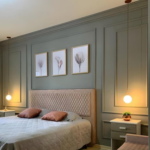 Minimalist Tarzda Modern Yatak Odaları İçin Poliüretan Duvar Çıtalama Fikirleri ve Dekorasyon Modelleri <p>

    <h1>Poliüretan Minimalist Tarzda Modern Yatak Odaları İçin Duvar Çıtalama Fikirleri</h1>
    <p>Modern yatak odası tasarımı, işlevselliği ve estetiği bir araya getiren unsurlarla doludur. Bu bağlamda, poliüretan malzemeden yapılan duvar çıtaları, minimalist tarzda modern yatak odaları için mükemmel bir dekorasyon unsuru olarak öne çıkmaktadır. Bu yazıda, poliüretan duvar çıtalarının nasıl kullanılabileceği ve modern klasik dekorasyon stilleriyle nasıl uyum sağlayabileceği hakkında detaylı bilgiler sunacağız.</p>

    <h2>Poliüretan Duvar Çıtaları Nedir?</h2>
    <p>Poliüretan duvar çıtaları, hafif, dayanıklı ve çeşitli şekil ve boyutlarda bulunabilen dekoratif elemanlardır. Bu çıtalar, iç mekanlarda zarif bir görünüm yaratmak için kullanılır. Minimalist tasarım anlayışı ile bir araya geldiğinde, yatak odalarınıza modern bir dokunuş katabilir.</p>

    <h2>Minimalist Tarzda Kullanım</h2>
    <p>Minimalist tasarım, sade ve işlevsel öğelerin ön planda olduğu bir yaklaşımdır. Poliüretan duvar çıtaları, bu tarzın en önemli unsurlarından biri olarak, mekanın genel görünümünü zenginleştirirken karmaşadan uzak durmanızı sağlar. Duvarlarda kullanılan ince çıtalar, odanın yüksekliğini artırarak ferah bir atmosfer yaratır.</p>

    <h2>Modern Klasik Dekorasyon Modelleri</h2>
    <p>Modern klasik tarz, geçmişin zarafetini ve günümüzün modern çizgilerini bir araya getirir. Poliüretan çıtalar, bu tarzın uygulandığı yatak odalarında çarpıcı bir detay sunar. Özellikle, çıtaların altın veya gümüş renklerde boyanması, odanıza lüks bir hava katabilir.</p>

    <h2>Duvar Çıtalama Fikirleri</h2>
    <ul>
        <li><strong>Başlık Tahtası Olarak Kullanım:</strong> Yatak başlığı yerine duvara yerleştirilen poliüretan çıtalar, odanın odak noktasını oluşturur.</li>
        <li><strong>Geometrik Desenler:</strong> Farklı boyutlarda ve açılarda yerleştirilen çıtalar, modern bir geometrik desen oluşturabilir.</li>
        <li><strong>Renk Oyunları:</strong> Duvarın ana rengiyle kontrast oluşturan çıtalar kullanarak dikkat çekici bir görünüm elde edebilirsiniz.</li>
        <li><strong>Aydınlatma ile Birleştirme:</strong> Çıtaların arasına LED aydınlatmalar yerleştirerek, odada sıcak bir atmosfer yaratabilirsiniz.</li>
    </ul>

    <h2>Sonuç</h2>
    <p>Poliüretan duvar çıtaları, modern minimalist yatak odaları için hem estetik hem de fonksiyonel bir çözüm sunar. Bu dekoratif unsurlar, iç mekan tasarımınıza derinlik ve karakter katarken, modern klasik stillerle de mükemmel bir uyum sağlar. Yatak odanızı yenilemek istiyorsanız, poliüretan çıtaları göz önünde bulundurmayı unutmayın.</p>

</p><br><hr></hr>