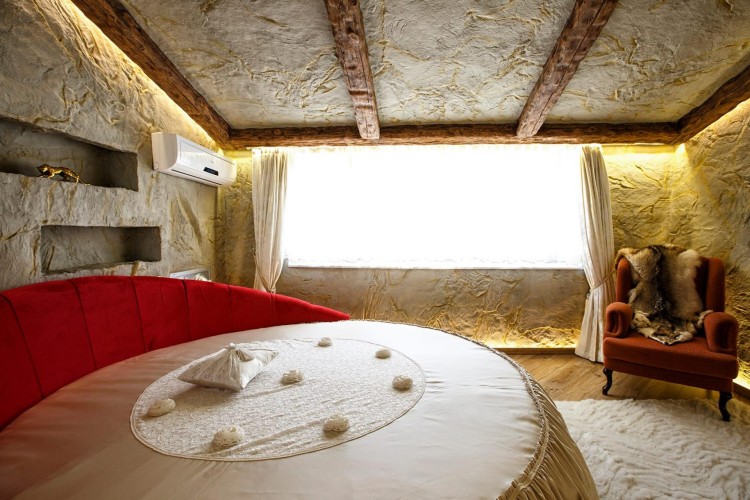 Poliüretan Dağ Evlerinde Kullanılan Dayanıklı Kirişler: Uzun Süreli Çözümler ve Rustik Klasik Dekorasyon Modelleri ile Tasarım Fikirleri <p>

    <h1>Poliüretan Dağ Evlerinde Kullanılan Dayanıklı Kirişler: Uzun Ömürlü Bir Çözüm</h1>
    
    <p>Dağ evleri, doğanın içinde huzur bulmak isteyenler için ideal bir kaçış noktasıdır. Bu tür yapılar, hem estetik hem de işlevsellik açısından önemli unsurlara sahiptir. Poliüretan kirişler, bu evlerin inşasında ve dekorasyonunda dayanıklılığı ve uzun ömürlülüğü ile öne çıkmaktadır.</p>

    <h2>Poliüretan Kirişlerin Avantajları</h2>
    <p>Poliüretan, hafifliği, suya dayanıklılığı ve yüksek ısı yalıtımı özellikleri ile bilinen bir malzemedir. Dağ evlerinde kullanılan poliüretan kirişlerin başlıca avantajları şunlardır:</p>
    <ul>
        <li><strong>Dayanıklılık:</strong> Poliüretan kirişler, dış etkenlere karşı yüksek direnç gösterir ve uzun yıllar boyunca sağlam kalır.</li>
        <li><strong>Hafiflik:</strong> Diğer malzemelere göre daha hafif olan poliüretan, yapının taşıma kapasitesini artırır.</li>
        <li><strong>Isı Yalıtımı:</strong> Poliüretan, mükemmel ısı yalıtımı sağlar, bu da enerji tasarrufu yapmaya yardımcı olur.</li>
        <li><strong>Suya Dayanıklılık:</strong> Suya karşı dirençli yapısı sayesinde, rutubet ve nem gibi sorunları minimize eder.</li>
    </ul>

    <h2>Rustik ve Klasik Dekorasyon Modelleri</h2>
    <p>Poliüretan kirişler, dağ evlerinin iç mekanında rustik ve klasik bir atmosfer yaratmak için mükemmel bir seçimdir. Ahşap görünümlü poliüretan kirişler, doğal bir estetik sunarak mekana sıcaklık katar. Aşağıda, poliüretan kirişlerle uyumlu bazı dekorasyon fikirleri yer almaktadır:</p>
    <ol>
        <li><strong>Aydınlatma Elemanları:</strong> Kirişlerin altına yerleştirilen şık avizeler, rustik bir hava yaratır.</li>
        <li><strong>Doğal Malzemeler:</strong> Ahşap mobilyalar ve taş detaylar, poliüretan kirişlerle mükemmel bir uyum sağlar.</li>
        <li><strong>Renk Paleti:</strong> Toprak tonları ve pastel renkler, dağ evi dekorasyonunu tamamlar.</li>
        <li><strong>Sanat Eserleri:</strong> Duvarlarda kullanılacak doğal temalı sanat eserleri, rustik atmosferi pekiştirir.</li>
    </ol>

    <h2>Sonuç</h2>
    <p>Poliüretan kirişler, dağ evlerinde hem dayanıklılık hem de estetik açıdan önemli bir rol oynamaktadır. Uzun ömürlü çözümler arayanlar için ideal bir tercih olan bu kirişler, rustik ve klasik dekorasyon modelleriyle mükemmel bir uyum içindedir. Doğanın içinde huzurlu bir yaşam alanı yaratmak için poliüretan kirişleri tercih etmek, akıllıca bir yatırımdır.</p>

</p><br><hr></hr>