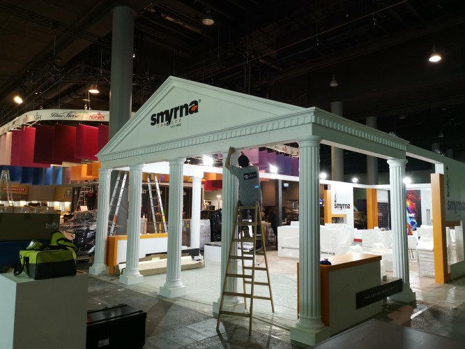 Poliüretan Etkileyici Fuar Standı Tasarımları ile Markanızı Öne Çıkarın: Dış Mekan Klasik Fuar Dekorasyon Modelleri ve Örnekleri için İlham Verici Fikirler <p>

    <h1>Poliüretan Etkileyici Fuar Stand Dekorasyon Tasarımları ile Markanızı Sergileyin</h1>
    <p>Fuarlar, markaların kendilerini tanıtmak ve potansiyel müşterilere ulaşmak için önemli bir platformdur. Bu nedenle, fuar standı dekorasyonu, markanın imajını yansıtan ve dikkat çeken bir alan yaratmak için kritik bir unsurdur. Poliüretan, bu alanda kullanımı yaygın olan bir malzeme olup, çeşitli avantajlar sunmaktadır.</p>
    
    <h2>Poliüretan Nedir?</h2>
    <p>Poliüretan, hafifliği, dayanıklılığı ve şekil alabilme özelliği ile öne çıkan bir malzemedir. Fuar standı dekorasyonunda, estetik ve işlevselliği bir araya getirerek dikkat çekici tasarımlar oluşturmak mümkündür. Poliüretan malzemeleri, çeşitli renk ve dokularda üretilebildiği için, markanın kimliğine uygun özel tasarımlar yapılmasına olanak tanır.</p>
    
    <h2>Dış Mekan Klasik Fuar Dekorasyon Modelleri</h2>
    <p>Dış mekan fuar standları, özellikle hava koşullarına dayanıklı malzemelerin kullanılmasını gerektirir. Poliüretan, suya ve hava koşullarına karşı dirençli yapısı sayesinde dış mekanlarda da rahatlıkla kullanılabilir. Klasik fuar dekorasyon modelleri arasında; şık ve zarif detaylar, doğal unsurlar ve modern çizgiler bir araya getirilebilir. Bu sayede, markanızın prestijini artıracak etkileyici bir görünüm elde edebilirsiniz.</p>
    
    <h2>Örnek Tasarımlar ve Dekorasyon Fikirleri</h2>
    <p>Fuar standınızı tasarlarken, poliüretan ile yapılmış örnek dekorasyon fikirlerinden ilham alabilirsiniz. Örneğin:</p>
    <ul>
        <li><strong>Modüler Stand Tasarımı:</strong> Poliüretan panellerle oluşturulan modüler yapılar, hem estetik hem de işlevsel alanlar sunar.</li>
        <li><strong>Özgün Grafik Uygulamaları:</strong> Poliüretan malzemeler üzerine baskı yaparak markanızın görsel kimliğini ön plana çıkarabilirsiniz.</li>
        <li><strong>Doğal Unsurların Kullanımı:</strong> Doğal taş veya ahşap dokularla poliüretan birleşimi, sıcak ve davetkar bir atmosfer yaratır.</li>
        <li><strong>Işıklandırma Efektleri:</strong> Poliüretan yapılar üzerine entegre edilen LED ışıklar, standınıza modern bir hava katar.</li>
    </ul>
    
    <h2>Sonuç</h2>
    <p>Poliüretan etkileyici fuar stand dekorasyon tasarımları, markanızı en iyi şekilde sergilemek için mükemmel bir seçenektir. Klasik ve modern unsurların bir araya geldiği tasarımlar ile hedef kitlenizin ilgisini çekebilir ve markanızı akılda kalıcı bir şekilde tanıtabilirsiniz. Fuar standı tasarımında doğru malzeme ve yaratıcı fikirlerle, markanızı bir adım öne taşıyabilirsiniz.</p>

</p><br><hr></hr>