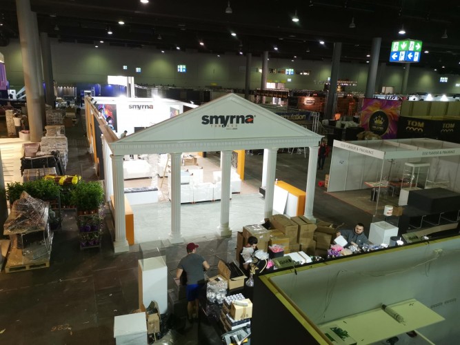 Poliüretan Fuar Standları İçin Yenilikçi Tasarım Önerileri ve Poliüretanın Avantajları - Klasik ve Modern Fuar Dekorasyon Modelleri ile İlham Verici Tasarım Fikirleri <p>
<h1>Poliüretan Fuar Standları İçin Yaratıcı Tasarım Fikirleri</h1>
<p>Fuarlar, markaların kendilerini tanıtma ve potansiyel müşterilerle etkileşim kurma fırsatı bulduğu önemli etkinliklerdir. Bu etkinliklerde dikkat çekici bir stand tasarımı, ziyaretçilerin ilgisini çekmek için kritik bir unsurdur. Poliüretan malzemesi, fuar standları için hem estetik hem de işlevsellik açısından birçok avantaj sunar.</p>
<h2>Poliüretanın Avantajları</h2>
<ul>
<li><strong>Hafiflik:</strong> Poliüretan, hafif bir malzeme olduğu için taşınması ve kurulumu oldukça kolaydır.</li>
<li><strong>Dayanıklılık:</strong> Bu malzeme, darbelere ve aşınmaya karşı oldukça dayanıklıdır, bu da uzun süreli kullanımı mümkün kılar.</li>
<li><strong>İzolasyon:</strong> Poliüretan, ısı ve ses yalıtımı sağlayarak fuar alanında konforlu bir ortam oluşturur.</li>
<li><strong>Esneklik:</strong> Farklı şekil ve tasarımlara kolayca uyum sağlayarak yaratıcılığı artırır.</li>
<li><strong>Estetik Görünüm:</strong> Poliüretan, çeşitli renk ve yüzey kaplamaları ile estetik açıdan çekici standlar oluşturma imkanı sunar.</li>
</ul>
<h2>Dış Klasik Fuar Standı Tasarımları</h2>
<p>Dış mekan fuarları için tasarlanan klasik standlar, genellikle şık ve profesyonel bir görünüm sergilemelidir. Aşağıda, poliüretan kullanarak oluşturabileceğiniz bazı yaratıcı tasarım fikirleri bulunmaktadır:</p>
<h3>1. Modern Klasik Tasarım</h3>
<p>Poliüretan ile oluşturulan modern klasik tasarımlar, sade ve şık hatlarla dikkat çeker. Bu tür bir stand, minimal dekorasyon unsurları ile zenginleştirilebilir.</p>
<h3>2. Doğal Dokular</h3>
<p>Poliüretan, ahşap veya taş dokularıyla birleştirilerek doğal bir görünüm elde edilebilir. Bu, standın organik bir his vermesine yardımcı olur.</p>
<h3>3. Işık ve Gölge Oyunları</h3>
<p>Poliüretan malzeme, farklı ışıklandırma teknikleri ile birlikte kullanıldığında etkileyici bir atmosfer yaratır. Gölge oyunları ile standınızın derinliğini artırabilirsiniz.</p>
<h3>4. Dinamik Formlar</h3>
<p>Poliüretan ile oluşturulmuş dinamik ve akıcı formlar, ziyaretçilerin ilgisini çekmek için harika bir yoldur. Bu tür tasarımlar, fuar alanında dikkat çekici bir görünüm sunar.</p>
<h3>5. Modüler Tasarım</h3>
<p>Modüler poliüretan standlar, farklı fuar alanlarına kolayca uyum sağlayacak şekilde tasarlanabilir. Bu, markanın ihtiyaçlarına göre esneklik sağlar.</p>
<h2>Sonuç</h2>
<p>Poliüretan, fuar standları için sunduğu avantajlar ve yaratıcı tasarım olanakları ile dikkat çekici bir seçenek olarak öne çıkmaktadır. Markaların fuar etkinliklerinde etkili bir şekilde temsil edilmeleri için poliüretan malzemeden yararlanarak estetik ve işlevsel standlar tasarlamaları önemlidir.</p>
</p><br><hr></hr>