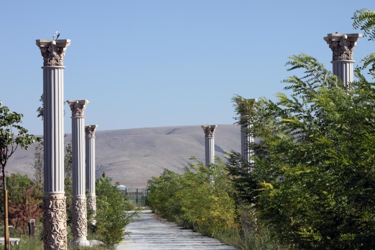 Poliüretan Sütün Plato Tasarımında Tercih Edilen Özellikler: Dış Mekan ve Klasik Dekorasyon Modelleri, Tasarım Fikirleri ve Örnekler <p>

    <h1>Poliüretan Sütün Plato Tasarımında Tercih Edilen Özellikler</h1>
    
    <p>Poliüretan, günümüzde dekorasyon ve tasarım alanında sıklıkla tercih edilen bir malzemedir. Özellikle poliüretan sütü, estetik görünümleri ve işlevsellikleri ile dikkat çekmektedir. Bu makalede, poliüretan süt kullanarak yapılan plato tasarımlarında hangi özelliklerin tercih edildiğine dair detaylı bilgiler sunulacaktır.</p>
    
    <h2>Dış Mekan Tasarımları</h2>
    <p>Dış mekan tasarımlarında poliüretan sütün avantajları arasında suya dayanıklılığı ve UV ışınlarına karşı koruma özelliği bulunmaktadır. Bu sayede, dış mekanlarda uzun ömürlü ve estetik görünümlü platolar elde edilebilir. Dış mekan dekorasyonunda kullanılan poliüretan platolar, genellikle modern ve şık tasarımlar ile dikkat çeker.</p>
    
    <h2>Klasik Tasarımlar</h2>
    <p>Klasik tasarım anlayışını benimseyenler için poliüretan sütün sunduğu detaylar oldukça önemlidir. Bu tür platolar, genellikle zarif hatlar ve klasik motiflerle süslenir. Poliüretan, bu detayların kolayca işlenebilmesine olanak tanır. Klasik dekorasyon modellerinde, altın ve gümüş renk tonları ile birlikte kullanılarak şıklık katılabilir.</p>
    
    <h2>Klasik Plato Dekorasyon Modelleri</h2>
    <p>Klasik plato dekorasyon modelleri, genellikle büyük ve dikkat çekici parçalardan oluşur. Poliüretan sütün hafif yapısı sayesinde, bu tür dekorasyon unsurları kolayca taşınabilir ve monte edilebilir. Ayrıca, klasik tasarımlarda kullanılan süslemeler ve işlemeler, poliüretan ile daha belirgin hale getirilebilir. Bu durum, iç mekanlarda lüks bir atmosfer yaratmak için idealdir.</p>
    
    <h2>Tasarım Fikirleri</h2>
    <p>Poliüretan süt ile yapılmış platolar, farklı tasarım fikirleri ile birleştirilerek özgün mekanlar yaratılabilir. Örneğin, modern ve minimalist bir yaklaşım ile birlikte kullanıldığında, sade ama şık bir görünüm elde edilebilir. Ayrıca, vintage tarzı ile birleştirildiğinde, nostaljik bir hava yaratmak mümkündür. Tasarımda yaratıcılığı ön plana çıkararak, farklı renk ve dokularla zenginleştirilmiş platolar oluşturmak da mümkündür.</p>
    
    <h2>Sonuç</h2>
    <p>Poliüretan sütün plato tasarımında tercih edilen özellikler, hem estetik hem de işlevsellik açısından büyük önem taşımaktadır. Dış mekan ve klasik tasarım modellerinde, poliüretan malzemenin sunduğu avantajlar ile birlikte, özgün ve şık dekorasyon fikirleri hayata geçirilebilir. Bu nedenle, poliüretan sütün dekorasyon alanındaki yeri her geçen gün daha da önem kazanmaktadır.</p>

</p><br><hr></hr>