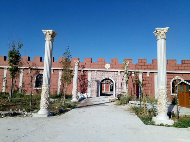 Poliüretan Dış Cephe Süslemeleri ile Yapınıza Şıklık ve Estetik Katın! Klasik İşyerleri için Dekorasyon Fikirleri ve Tasarım Modelleri. <p>
<h1>Poliüretan Dış Cephe Süslemeleri ile Yapınıza Estetik Katın!</h1>
<p>Günümüzde yapıların dış görünümü, hem estetik hem de işlevsel açıdan büyük önem taşımaktadır. Dış cephe süslemeleri, binalara karakter katmanın yanı sıra, yapının değerini de artırmaktadır. Poliüretan dış cephe süslemeleri, hafif yapıları ve çeşitli tasarım seçenekleri ile bu alanda öne çıkmaktadır.</p>
<h2>Poliüretan Nedir?</h2>
<p>Poliüretan, dayanıklı ve hafif bir malzeme olarak inşaat sektöründe sıklıkla kullanılmaktadır. Suya, neme ve hava koşullarına karşı dirençli olması sayesinde dış mekan uygulamalarında ideal bir tercihtir. Ayrıca, poliüretan süslemeler, çeşitli renk ve desen seçenekleri ile estetik bir görünüm sunar.</p>
<h2>Dış Cephe Süslemelerinin Avantajları</h2>
<ul>
<li><strong>Estetik Değer:</strong> Poliüretan süslemeler, binalara zarif bir görünüm kazandırır. Klasik ve modern tasarım seçenekleri ile her türlü mimari yapıya uyum sağlar.</li>
<li><strong>Kolay Uygulama:</strong> Hafif yapıları sayesinde, poliüretan süslemeler kolayca monte edilebilir. Bu da iş gücü ve zaman tasarrufu sağlar.</li>
<li><strong>Dayanıklılık:</strong> Poliüretan, uzun ömürlü bir malzeme olup, dış etkenlere karşı dirençlidir. Bu sayede, bakım gereksinimi azalır.</li>
<li><strong>Isı Yalıtımı:</strong> Poliüretan süslemeler, yapının ısı yalıtımını artırarak enerji tasarrufu sağlar.</li>
</ul>
<h2>Klasik İşyerleri için Dekorasyon Modelleri</h2>
<p>Poliüretan dış cephe süslemeleri, klasik işyerleri için de mükemmel bir dekorasyon seçeneğidir. Sütunlar, çerçeveler ve diğer detaylarla zenginleştirilmiş klasik tasarımlar, işyerinize prestij katacaktır. Ayrıca, bu süslemeler sayesinde, işyerinizin dış cephesi, müşterilerin ilgisini çekecek şekilde estetik bir hale gelecektir.</p>
<h2>Tasarım ve Örnekleri</h2>
<p>Poliüretan dış cephe süslemeleri ile ilgili birçok farklı tasarım örneği bulunmaktadır. Klasik motiflerden modern çizgilere kadar geniş bir yelpazede seçenekler mevcuttur. İnternet üzerinden bu tasarımlara ulaşarak, ilham alabilir ve kendi projeniz için en uygun olanı seçebilirsiniz.</p>
<h2>Sonuç</h2>
<p>Poliüretan dış cephe süslemeleri, yapınıza estetik bir katmanın yanı sıra, işlevsel avantajlar da sunmaktadır. Hem klasik hem de modern tasarımlarla, her türlü yapıya uyum sağlayan bu süslemeler, dekorasyon projelerinizde önemli bir rol oynamaktadır. Yapınıza değer katmak ve estetik bir görünüm elde etmek için poliüretan süslemeleri tercih edebilirsiniz.</p>
</p><br><hr></hr>