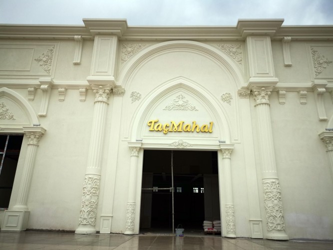 Poliüretan Düğün Salonu Dış Tasarımı: İlk İzlenim ve Atmosfer, Klasik Düğün Salonu Dekorasyon Fikirleri ve Modelleri <p>

    <h1>Poliüretan Düğün Salonu Dış Cephesi: İlk İzlenim ve Atmosfer</h1>
    <p>Düğün salonları, özel günlerin en önemli mekânları arasında yer almaktadır. Dış cephe tasarımı, misafirlere ilk izlenimi veren en önemli unsurlardan biridir. Poliüretan malzeme kullanılarak yapılan dış cephe tasarımları, estetik görünümleri ve dayanıklılıkları ile dikkat çekmektedir.</p>
    
    <h2>Dış Klasik Düğün Salonu Dekorasyon Modelleri</h2>
    <p>Klasik düğün salonları, zarif ve şık bir atmosfer sunarak, özel günlerin unutulmaz hale gelmesine yardımcı olur. Dış cephelerde kullanılan poliüretan, hem hafifliği hem de esnekliği sayesinde çeşitli dekorasyon stillerine uyum sağlar.</p>
    
    <h3>Tasarım ve Örnekleri</h3>
    <p>Poliüretan ile tasarlanan dış cepheler, çeşitli mimari tarzları yansıtabilir. Klasik, modern veya rustik tarzda tasarımlar, düğün salonunun karakterini belirler. Örneğin, klasik bir düğün salonu için süslü sütunlar, kemerler ve detaylı oymalar kullanılabilirken, modern bir tasarımda sade ve minimalist hatlar tercih edilebilir.</p>
    
    <h4>Dekorasyon Fikirleri</h4>
    <p>Poliüretan malzeme, dış cephe dekorasyonunda birçok yaratıcı fikri hayata geçirmeye olanak tanır. Salonun dış cephesine uygulanacak renkler ve dokular, atmosferin genel havasını etkiler. Soft pastel tonları ile romantik bir hava yaratılabilirken, canlı renkler ile enerjik bir atmosfer oluşturulabilir.</p>
    
    <p>Ek olarak, dış cepheye yerleştirilecek aydınlatmalar, gece görüntüsünü zenginleştirerek misafirlerin ilgisini çeker. Dış mekan bitkileri ve çiçek düzenlemeleri ile tamamlanan bir dış cephe, görsel açıdan zengin bir deneyim sunar.</p>
    
    <h2>Sonuç</h2>
    <p>Poliüretan düğün salonu dış cephesi, hem estetik hem de fonksiyonel açıdan önemli bir rol oynamaktadır. Düğün salonunun dış tasarımı, ilk izlenim ve atmosfer açısından büyük bir etki yaratır. Klasik dekorasyon modelleri ve yaratıcı tasarım fikirleri ile bu alan, özel günlerin vazgeçilmezi haline gelebilir.</p>

</p><br><hr></hr>