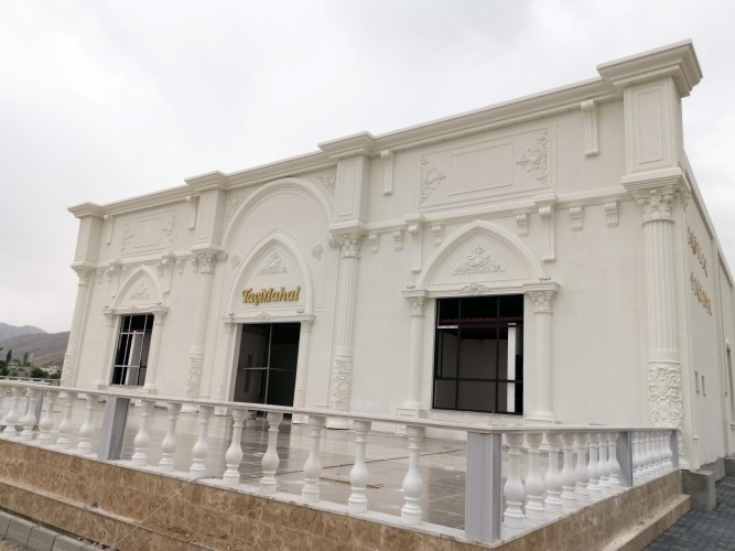 Düğün Salonu Dış Cephesi için Bitki ve Çiçeklerle Şık Karşılama: Klasik ve Modern Dekorasyon Fikirleri ve Tasarım Modelleri <p>
<h1>Poliüretan Düğün Salonunun Dış Cephesindeki Bitki ve Çiçeklerle Misafirleri Karşılama</h1>
<p>Düğün salonları, özel günlerin unutulmaz anlarına ev sahipliği yaparken, estetik ve şıklık açısından da dikkat çekici olmalıdır. Poliüretan düğün salonları, dış cephe tasarımları ile göz alıcı bir görünüm sunarak misafirleri karşılamaktadır. Dış cephede kullanılan bitki ve çiçekler, salonun atmosferini zenginleştirirken, doğal bir sıcaklık da katmaktadır.</p>
<h2>Dış Cephe Tasarımında Bitki ve Çiçeklerin Önemi</h2>
<p>Bitkiler ve çiçekler, dış cephe tasarımında önemli bir rol oynamaktadır. Doğal unsurlar, mekanın canlılığını artırırken, görsel estetiği de güçlendirir. Düğün salonunun dış cephesinde yer alan yeşil alanlar, misafirlere hoş bir karşılama sunar ve salonun genel atmosferini olumlu yönde etkiler.</p>
<h2>Klasik Düğün Salonu Dekorasyon Modelleri</h2>
<p>Klasik düğün salonları, zarif ve şık bir atmosfer yaratmak için tasarlanmıştır. Bu tarz mekanlarda genellikle geleneksel motifler, lüks malzemeler ve sofistike renk paletleri kullanılır. Dış cephedeki bitki ve çiçek düzenlemeleri, klasik dekorasyonun zarafetini tamamlar. Örneğin, beyaz güller, yeşil yapraklar ve pastel tonlarındaki çiçekler, klasik bir düğün salonunun dış cephesine zarafet katar.</p>
<h2>Tasarım ve Örnekleri</h2>
<p>Düğün salonu dış cephe tasarımları, farklı stiller ve temalarla zenginleştirilebilir. Örneğin, vintage bir tema için sarkan çiçekler ve sarmaşıklar tercih edilebilirken, modern bir görünüm için geometrik formlar ve minimalist bitki düzenlemeleri kullanılabilir. Her iki durumda da, bitkiler ve çiçekler, salonun dış cephesini daha davetkar hale getirir.</p>
<h2>Sonuç</h2>
<p>Poliüretan düğün salonlarının dış cephe tasarımı, misafirlere sıcak bir karşılama sunmanın yanı sıra, mekanın genel atmosferini de belirler. Bitki ve çiçeklerin kullanımı, salonun estetik değerini artırırken, klasik düğün salonu dekorasyonları ile birleştiğinde unutulmaz bir deneyim yaratır. Dış cephedeki doğal unsurlar, düğün gününüzün güzelliğine güzellik katarak, bu özel anların daha da anlamlı olmasını sağlar.</p>
</p><br><hr></hr>