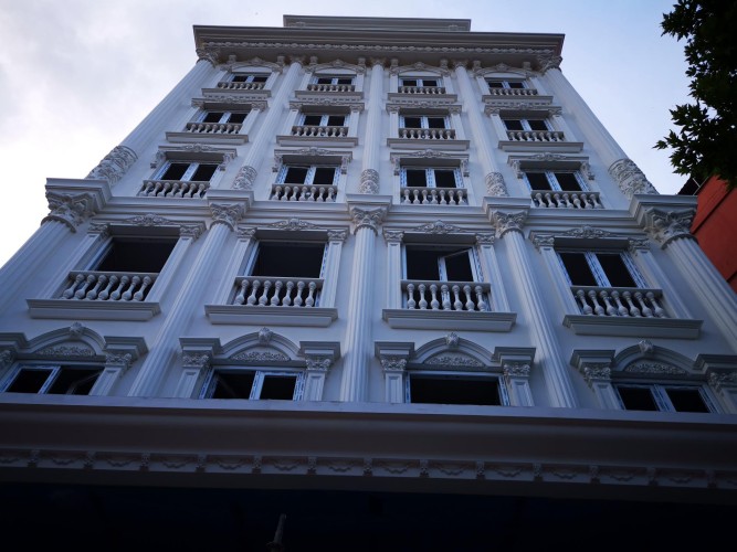 Poliüretan Dış Cephe Tasarımları ile Otel Karakterinizi Yansıtın: Klasik ve Modern Dekorasyon Fikirleri ve Örnekleri <p>

    <h1>Poliüretan Binanın Karakterini Yansıtan Otel Dış Cephe Tasarımları</h1>
    <p>Otel dış cephe tasarımları, bir otelin karakterini ve kimliğini belirleyen en önemli unsurlardan biridir. Özellikle poliüretan malzemeler, modern mimaride sıklıkla tercih edilmekte ve çeşitli estetik çözümler sunmaktadır. Poliüretan, hafifliği, dayanıklılığı ve şekil alabilme özelliği ile dış cephe tasarımında büyük avantajlar sağlamaktadır.</p>

    <h2>Dış Klasik Otel Tasarımları</h2>
    <p>Dış klasik otel tasarımları, tarihsel ve kültürel unsurları modern mimari ile harmanlayarak, göz alıcı bir estetik sunmaktadır. Poliüretan malzemeler, klasik mimarinin zarif detaylarını ve süslemelerini oluşturmak için ideal bir seçenek sunar. Bu tür tasarımlar, genellikle büyük sütunlar, kemerli pencereler ve detaylı cephe süslemeleri ile dikkat çeker.</p>

    <h2>Klasik Otel Dekorasyon Modelleri</h2>
    <p>Klasik otel dekorasyon modelleri, konukların kendilerini özel hissetmelerini sağlayan zarif ve lüks bir atmosfer yaratır. Poliüretan ile üretilen dekoratif elemanlar, tavan süslemeleri, duvar panelleri ve kaplama malzemeleri olarak kullanılabilir. Bu malzeme, çeşitli renk ve doku seçenekleri ile otelin iç mekanında da estetik bir bütünlük sağlar.</p>

    <h2>Tasarım ve Örnekleri</h2>
    <p>Poliüretan dış cephe tasarımlarında birçok farklı örnek bulunmaktadır. Örneğin, neo klasik tarzda tasarlanmış bir otel, poliüretan ile yapılmış zarif detaylara sahip olabilir. Ayrıca, modern çizgilerle harmanlanmış klasik unsurlar, otelin dış cephesine çağdaş bir görünüm kazandırabilir. Bu tür tasarımlar, hem estetik hem de fonksiyonel açıdan otelin değerini artırır.</p>

    <h2>Dekorasyon Fikirleri</h2>
    <p>Otel dış cephe tasarımında poliüretan kullanarak yaratıcı dekorasyon fikirleri geliştirmek mümkündür. Örneğin, farklı renklerde poliüretan kaplamalar ile dinamik bir görünüm elde edilebilir. Ayrıca, aydınlatma unsurları ile desteklenen dış cephe tasarımları, gece saatlerinde de etkileyici bir atmosfer yaratır. Doğru tasarım ve uygulama ile otelin dış cephesi, hem misafirlerin ilgisini çeker hem de otelin marka imajını güçlendirir.</p>

</p><br><hr></hr>