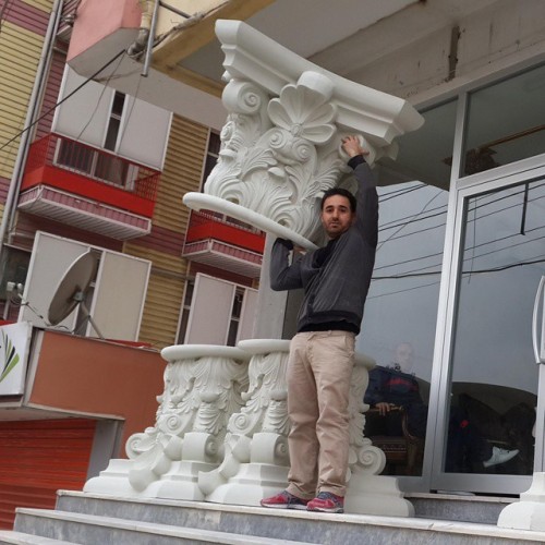 Poliüretan 80 cm Korint Sütun Başlığı ile Klasik Villa Dekorasyon Fikirleri ve Tasarım Örnekleri <p>
<h1>Poliüretan Sütun Başlıkları ile Klasik Dekorasyon</h1>
<p>Poliüretan, hafifliği ve dayanıklılığı ile dekorasyon dünyasında önemli bir malzeme haline gelmiştir. Özellikle 80 cm boyutunda poliüretan sütun başlıkları, klasik villa dekorasyonlarında sıkça tercih edilmektedir. Bu sütun başlıkları, mimari unsurları zenginleştirmek ve mekanlara estetik bir görünüm kazandırmak için idealdir.</p>
<h2>Poliüretan Sütun Başlıklarının Özellikleri</h2>
<ul>
<li><strong>Dayanıklılık:</strong> Poliüretan malzeme, dış etkenlere karşı dirençlidir ve uzun ömürlü bir kullanım sunar.</li>
<li><strong>Hafiflik:</strong> Kolayca taşınabilir ve montajı basittir.</li>
<li><strong>Estetik Görünüm:</strong> Klasik ve şık bir tasarım sunarak mekanlara zarafet katar.</li>
<li><strong>Çeşitlilik:</strong> Farklı tasarım ve boyut seçenekleri ile her türlü dekorasyon stiline uyum sağlar.</li>
</ul>
<h2>Klasik Villa Dekorasyonu İçin Poliüretan Sütun Başlıkları</h2>
<p>Klasik villa dekorasyonunda, sütun başlıkları mimari detayları ön plana çıkarır. Poliüretan sütun başlıkları, özellikle korint tarzında tasarlanmış olanları ile mekanlara tarihi bir hava katmaktadır. Korint sütun başlıkları, zarif yapıları ve detaylı işçilikleri ile bilinir. Bu nedenle, klasik tarzda döşenmiş bir villada bu tür başlıkların kullanımı, dekorasyonun bütünlüğünü artırır.</p>
<h2>Uygulama Fikirleri</h2>
<p>Poliüretan sütun başlıklarını kullanarak mekanlarınızı nasıl güzelleştirebileceğinize dair bazı öneriler:</p>
<ul>
<li><strong>Giriş Alanları:</strong> Evin girişinde veya bahçe kapısında kullanarak etkileyici bir ilk izlenim yaratabilirsiniz.</li>
<li><strong>İç Mekanlar:</strong> Salon veya oturma odasında, kolonların üst kısımlarında sütun başlıkları ile şıklığı artırabilirsiniz.</li>
<li><strong>Bahçe Dekorasyonu:</strong> Bahçenizdeki pergole veya çardak gibi alanlarda poliüretan sütun başlıkları ile klasik bir atmosfer oluşturabilirsiniz.</li>
</ul>
<h2>Sonuç</h2>
<p>Poliüretan 80 cm poliüretan sütun başlıkları, klasik villa dekorasyonunda estetik ve fonksiyonellik sunan mükemmel bir seçimdir. Bu ürünler, hem iç hem de dış mekanlarda kullanılabilir ve mekanınıza zarif bir dokunuş kazandırır. Klasik mimari ile uyumlu tasarımı sayesinde, poliüretan sütun başlıkları her türlü dekorasyon fikrini destekler ve mekanlarınızı güzelleştirir.</p>
</p><br><hr></hr>