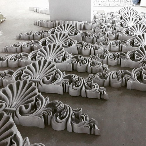 Poliüretan Taçlar ve Pedimentler: Klasik Villa Dekorasyonu için Özgün Tasarım Modelleri ve Fikirleri <p>

    <h1>Poliüretan Pedimentler ve Taçlar</h1>
    <p>Poliüretan pedimentler ve taçlar, klasik mimarinin zarafetini modern mekanlara taşıyan önemli dekoratif unsurlardır. Bu ürünler, hem estetik hem de işlevsellik açısından mekanlarınıza değer katar. Özellikle klasik ve klasik villa dekorasyonlarında sıklıkla tercih edilmektedir.</p>

    <h2>Poliüretan Pediment Nedir?</h2>
    <p>Poliüretan pedimentler, kapı ve pencere üstü alanlarda kullanılan, mimari bir çerçeve işlevi gören dekoratif elemanlardır. Bu pedimentler, çeşitli şekil ve boyutlarda tasarlanabilir ve mekanınıza şıklık katmak için ideal bir seçimdir. Hafif olmaları sayesinde kolayca monte edilebilirler.</p>

    <h2>Taç Modelleri</h2>
    <p>Taçlar, genellikle kapı ve pencere kenarlarında kullanılan, mekanın genel havasını değiştiren unsurlardır. Poliüretan taç modelleri, farklı tasarımları ile her türlü dekorasyon stiline uyum sağlar. Klasik, modern ya da rustik tarzda tasarlanmış taçlar, mekanlarınızda görsel bir zenginlik oluşturur.</p>

    <h2>Klasik Villa Dekorasyon Modelleri</h2>
    <p>Klasik villa dekorasyonları, genellikle zarif ve şık detaylarla bezeli mekanlar olarak bilinir. Poliüretan pedimentler ve taçlar, bu tarz dekorasyonlarda sıklıkla kullanılır. Yüksek tavanlar, büyük pencereler ve zarif döşemelerle bir araya geldiğinde, mekanlarınızda büyüleyici bir atmosfer yaratır.</p>

    <h2>Tasarım ve Örnekleri</h2>
    <p>Poliüretan pediment ve taç tasarımları, farklı renk ve desen seçenekleri ile kişiselleştirilebilir. Mekanınıza uygun tasarımı seçerek, kendi tarzınızı yansıtabilirsiniz. Örneğin, beyaz klasik taçlar, şıklığı ve zarafeti simgelerken, daha koyu tonlarda tasarımlar modern bir hava katabilir.</p>

    <h2>Sonuç</h2>
    <p>Poliüretan pedimentler ve taçlar, dekorasyonunuzda önemli bir rol oynayan unsurlardır. Klasik villa tarzında bir mekan yaratmak istiyorsanız, bu ürünleri tercih ederek zarif ve şık bir görünüm elde edebilirsiniz. Farklı tasarım ve renk seçenekleri ile mekanlarınıza kişisel bir dokunuş katmayı unutmayın.</p>

</p><br><hr></hr>