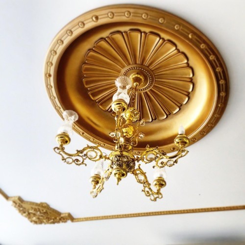 Poliüretan Tavan Kubbe Modeli Altın Renk Dekorasyon Fikirleri ve Klasik Villa Tasarım Örnekleri <p>
<h1>Poliüretan Tavan Kubbe Modeli Altın Boya</h1>
<p>Poliüretan tavan kubbe modeli, klasik villa dekorasyonları için şıklık ve zarafet sunan bir seçenektir. Altın boya ile kaplanmış bu modeller, mekanlarınıza lüks bir hava katarken, estetik açıdan da göz alıcı bir görünüm sağlar.</p>
<h2>Klasik Villa Dekorasyonu</h2>
<p>Klasik villa dekorasyonu, tarihsel ve kültürel unsurları yansıtan detaylarla zenginleştirilmiş bir tasarım anlayışıdır. Poliüretan tavan kubbe modelleri, bu tarzın en önemli parçalarından biri olarak öne çıkar. Yüksek tavanlar ve geniş alanlar, bu modellerin etkisini daha da artırır.</p>
<h2>Poliüretan Tavan Kubbe Modellerinin Avantajları</h2>
<ul>
<li><strong>Hafiflik:</strong> Poliüretan malzeme, geleneksel malzemelere göre oldukça hafif olup, montajı kolaydır.</li>
<li><strong>Dayanıklılık:</strong> Uzun ömürlü yapısı sayesinde zamanla deforme olmaz ve ilk günkü gibi görünümünü korur.</li>
<li><strong>Estetik Görünüm:</strong> Altın boya ile kaplandığında, mekana lüks bir hava katarak görsel zenginlik sağlar.</li>
<li><strong>Farklı Tasarım Seçenekleri:</strong> Farklı boyut ve şekillerde tasarlanabilmesi, her türlü iç mekan için uyum sağlar.</li>
</ul>
<h2>Uygulama Fikirleri</h2>
<p>Poliüretan tavan kubbe modellerini kullanırken, mekanınızın genel dekorasyon tarzıyla uyumlu olmasına dikkat etmelisiniz. Aşağıda bazı uygulama fikirleri bulunmaktadır:</p>
<ul>
<li>Giriş hollerinde büyük bir tavan kubbe modeli ile etkileyici bir karşılama alanı oluşturabilirsiniz.</li>
<li>Oturma odasında, salonun merkezine yerleştirilecek bir kubbe modeli ile mekana derinlik katabilirsiniz.</li>
<li>Yemek odasında, altın boya ile kaplanmış bir tavan kubbe modeli ile zarif bir atmosfer yaratabilirsiniz.</li>
</ul>
<h2>Sonuç</h2>
<p>Poliüretan tavan kubbe modeli altın boya ile klasik villa dekorasyonlarına şıklık ve zarafet katar. Mekanlarınızda kullanabileceğiniz bu modeller, estetik açıdan göz alıcı olduğu kadar pratik ve dayanıklıdır. Doğru uygulama fikirleri ile evinizin her alanında bu modelleri rahatlıkla kullanabilirsiniz.</p>
</p><br><hr></hr>