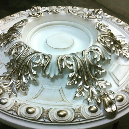 Poliüretan Göbek Rozet Modelleri: Klasik ve Villa Dekorasyon Fikirleri ile Tasarım Örnekleri <p>
<h1>Poliüretan Poliüretan Göbek Rozet Modelleri</h1>
<p>Poliüretan göbek rozetleri, iç mekan dekorasyonunda estetik bir dokunuş sağlamak için sıklıkla tercih edilen unsurlardır. Bu rozetler, çeşitli tasarımları ve stilleri ile her türlü mimari yapıya uyum sağlayabilir. Klasik ve villa tarzı dekorasyonlar için özel olarak tasarlanmış modeller, mekanların görünümünü zenginleştirirken, aynı zamanda şıklık da katar.</p>
<h2>Klasik Poliüretan Göbek Rozet Modelleri</h2>
<p>Klasik tarzda tasarlanmış poliüretan göbek rozetleri, genellikle detaylı işçilikleri ve zarif desenleri ile dikkat çeker. Bu modeller, özellikle klasik mimari ile uyumlu olan iç mekanlarda tercih edilir. Salon, oturma odası veya yemek odası gibi alanlarda kullanılabilecek bu rozetler, tavan süslemelerinde ve aydınlatma elemanlarının etrafında harika birer tamamlayıcıdır.</p>
<h2>Klasik Villa Dekorasyon Modelleri</h2>
<p>Klasik villa dekorasyonunda poliüretan göbek rozetleri, geniş ve ferah alanların daha şık görünmesini sağlar. Yüksek tavanlarda kullanılan bu rozetler, mekana derinlik ve zarafet katar. Özellikle büyük avizelerin altına yerleştirilen göbek rozetleri, görsel bir odak noktası oluşturarak, misafirlerin ilgisini çeker.</p>
<h2>Tasarım ve Örnekleri</h2>
<p>Poliüretan göbek rozetleri, farklı boyut ve şekillerde tasarlanabilir. Daire, kare veya özel formlarda üretilen bu rozetler, her türlü iç mekanın dekorasyonuna uyum sağlar. Ayrıca, istenilen renk ve dokuda boyanarak, mekanın genel tasarımına entegre edilebilir. Örnek olarak, beyaz klasik rozetler, sade bir şıklık arayanlar için ideal bir tercih olurken, altın veya gümüş detaylara sahip rozetler lüks bir atmosfer yaratmak isteyenler için uygundur.</p>
<h2>Dekorasyon Fikirleri</h2>
<p>Poliüretan göbek rozetlerini kullanarak mekanlarınızda farklı dekorasyon fikirleri uygulayabilirsiniz. Örneğin, tavan köşelerinde yer alan rozetler ile mekana zarif bir geçiş sağlayabilirsiniz. Ayrıca, duvarlarda kullanılan rozetler ile de üç boyutlu bir görünüm elde edebilirsiniz. Aydınlatma elemanlarınızın etrafına yerleştireceğiniz rozetler, ışığın yansımasını artırarak, mekanın daha aydınlık görünmesine yardımcı olur.</p>
<p>Sonuç olarak, poliüretan göbek rozetleri, iç mekan dekorasyonunda estetik ve şıklık arayanlar için mükemmel bir seçenektir. Klasik ve villa tarzı modeller ile mekanlarınızı daha çekici hale getirebilir, çeşitli tasarım ve uygulama fikirleri ile yaratıcılığınızı konuşturabilirsiniz.</p>
</p><br><hr></hr>