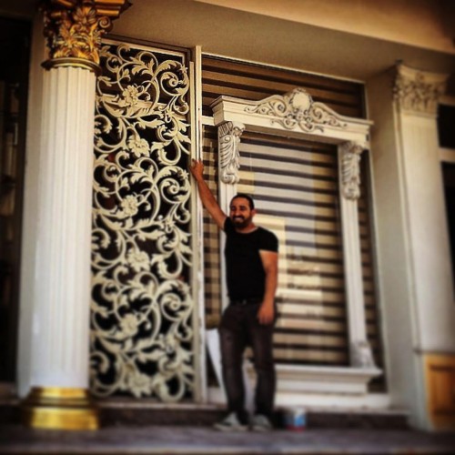 Poliüretan Dış Cephe Söve Modelleri: Hızlı ve Pratik Montaj ile Zaman Tasarrufu Sağlayan Şık Dekorasyon Fikirleri ve Tasarım Örnekleri <p>
<h1>Poliüretan Dış Cephe Söve Modelleri</h1>
<p>Poliüretan dış cephe söve modelleri, modern mimarinin vazgeçilmez unsurlarından biridir. Bu ürünler, dış mekanlarda estetik bir görünüm sağlarken, aynı zamanda dayanıklılık ve uzun ömür sunar. Hızlı ve kolay montaj özellikleri sayesinde, hem profesyonel hem de amatör uygulayıcılar için büyük bir avantaj sağlar.</p>
<h2>Dış Cephe Söve Nedir?</h2>
<p>Dış cephe söve, binaların dış yüzeylerine uygulanan dekoratif elemanlardır. Genellikle kapı, pencere gibi alanların çevresine yerleştirilerek, yapının genel görünümünü zenginleştirir. Poliüretan malzeme, hafifliği ve şekil alabilme özelliği sayesinde, farklı tasarım seçenekleri sunar.</p>
<h2>Poliüretan Dış Cephe Söve Modellerinin Avantajları</h2>
<ul>
<li><strong>Hızlı Montaj:</strong> Poliüretan söve modelleri, özel yapıştırıcılar ile kolayca monte edilebilir. Bu da zaman tasarrufu sağlar.</li>
<li><strong>Dayanıklılık:</strong> Poliüretan malzeme, suya ve neme dayanıklıdır. Bu sayede dış mekan koşullarına karşı direnç gösterir.</li>
<li><strong>Estetik Görünüm:</strong> Farklı tasarım seçenekleri ile her türlü mimari tarza uyum sağlar.</li>
<li><strong>Hafiflik:</strong> Poliüretan malzeme, geleneksel malzemelere göre çok daha hafif olduğu için, taşıma ve montaj işlemleri kolaydır.</li>
</ul>
<h2>Klasik Dış Cephe Tasarım Fikirleri</h2>
<p>Klasik mimari tarzda dış cephe söve kullanımı, binalara zarif bir görünüm kazandırır. Özellikle, pencere çerçeveleri ve kapı üstleri için kullanılan klasik desenler, yapının estetiğini artırır. Ayrıca, sütunlar ve köşe detayları ile zenginleştirilmiş dış cepheler, göz alıcı bir görünüm sunar.</p>
<h2>Modern Dış Cephe Tasarım Fikirleri</h2>
<p>Modern mimaride ise daha sade ve minimal tasarımlar ön plana çıkmaktadır. Poliüretan söve modelleri, düz hatlar ve geometrik şekillerle birleştirildiğinde, çağdaş bir görünüm elde edilir. Renk seçimleriyle oynayarak, farklı atmosferler yaratmak mümkündür.</p>
<h2>Sonuç</h2>
<p>Poliüretan dış cephe söve modelleri, hem estetik hem de fonksiyonel açıdan binalara büyük katkılar sağlar. Hızlı montaj özellikleri ve çeşitli tasarım seçenekleri ile, her türlü projeye uyum sağlayarak, zaman ve maliyet açısından avantaj sunar. Dış cephe dekorasyonunda poliüretan kullanımı, hem klasik hem de modern tasarım anlayışlarına hitap eden bir çözümdür.</p>
</p><br><hr></hr>