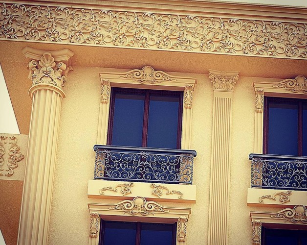 Poliüretan Dış Cephe Söve Modelleri ile Estetik Binalar Tasarlayın - Klasik ve Modern İşyerleri için Dekorasyon Fikirleri ve Örnekleri <p>

    <h1>Poliüretan Binaları Estetikle Buluşturan Dış Cephe Söve Modelleri</h1>
    
    <p>Poliüretan, hafifliği, dayanıklılığı ve esnekliği ile yapı sektöründe sıkça tercih edilen bir malzemedir. Estetik açıdan da pek çok avantaj sunan poliüretan, dış cephe dekorasyonunda kullanılabilecek çeşitli söve modelleri ile binalara şıklık katmaktadır. Dış cephe söve modelleri, hem klasik hem de modern tasarımlar ile binaların dış görünümünü zenginleştirmektedir.</p>
    
    <h2>Dış Cephe Söve Modellerinin Avantajları</h2>
    <ul>
        <li><strong>Hafiflik:</strong> Poliüretan söve modelleri, diğer malzemelere göre oldukça hafif olup, montajı kolaydır.</li>
        <li><strong>Dayanıklılık:</strong> Suya, neme ve UV ışınlarına karşı dirençli olup, uzun ömürlü bir çözüm sunar.</li>
        <li><strong>Estetik Çeşitlilik:</strong> Farklı tasarım ve şekillerde üretilebilmesi sayesinde, her türlü mimari stile uyum sağlar.</li>
        <li><strong>Enerji Verimliliği:</strong> Poliüretan, iyi bir yalıtım malzemesi olarak enerji tasarrufu sağlar.</li>
    </ul>

    <h2>Klasik Dış Cephe Tasarımları</h2>
    <p>Klasik işyeri dekorasyonları, tarihi ve geleneksel unsurları barındıran tasarımlardır. Poliüretan söve modelleri, klasik mimari unsurları modern bir şekilde yorumlayarak, binalara zarif bir görünüm kazandırır. Sütun başlıkları, kornişler ve frizler gibi detaylar, klasik tasarımlarda sıkça kullanılmaktadır.</p>

    <h2>Modern Dış Cephe Tasarımları</h2>
    <p>Modern mimarinin sade ve minimal çizgileri, poliüretan söve modelleri ile birleştirilerek özgün yapılar oluşturulabilir. Geometrik şekiller ve keskin hatlar, modern dış cephelerde sıklıkla tercih edilen unsurlardır. Bu tür tasarımlar, binalara çağdaş bir hava katmaktadır.</p>

    <h2>Poliüretan Dış Cephe Söve Modelleri için Dekorasyon Fikirleri</h2>
    <ul>
        <li><strong>Renk Seçimi:</strong> Dış cephe söve modellerinin rengi, bina ile uyumlu bir şekilde seçilmelidir. Kontrast renkler kullanarak dikkat çekici detaylar oluşturabilirsiniz.</li>
        <li><strong>Aydınlatma:</strong> Dış cephe aydınlatmaları, poliüretan söve detaylarının vurgulanmasına yardımcı olur. Akşam saatlerinde şık bir görünüm elde etmek için aydınlatma unsurlarını iyi planlayın.</li>
        <li><strong>Bitki Kullanımı:</strong> Dış cepheye eklenen yeşil bitkiler, poliüretan söve modelleri ile uyumlu bir şekilde estetik bir görünüm sağlar.</li>
    </ul>

    <h2>Sonuç</h2>
    <p>Poliüretan dış cephe söve modelleri, hem estetik hem de fonksiyonel açıdan binalara önemli katkılar sağlamaktadır. Klasik ve modern tasarımlar arasında seçim yaparak, binalarınızı şık ve özgün bir hale getirebilirsiniz. Doğru uygulama ve dekorasyon fikirleri ile poliüretan söve modelleri, yapılarınıza değer katacaktır.</p>

</p><br><hr></hr>