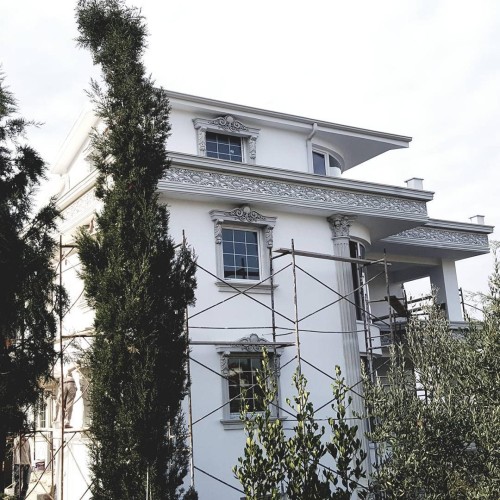 Klasik Dekorasyon ile Poliüretan Villa Dış Cephe Tasarımı: Etkileyici Villa Dekorasyon Modelleri ve Fikirleri <p>

    <h1>Poliüretan Villa Dış Cephe Tasarımında Klasik Dekorasyonun Etkileyici Görünümü</h1>
    <p>Poliüretan, villa dış cephe tasarımında hem estetik hem de fonksiyonel avantajlar sunan bir malzemedir. Klasik dekorasyon tarzı ile birleştiğinde, poliüretan uygulamaları etkileyici bir görünüm elde etmenizi sağlar. Dış klasik villa dekorasyon modelleri, zarif detaylar ve şık dokunuşlarla zenginleştirilmiştir.</p>
    
    <h2>Dış Cephe Tasarımında Poliüretan Kullanımının Avantajları</h2>
    <ul>
        <li><strong>Dayanıklılık:</strong> Poliüretan, hava koşullarına karşı dirençli bir malzemedir ve uzun ömürlü bir çözüm sunar.</li>
        <li><strong>Estetik Görünüm:</strong> Klasik dekorasyon unsurları ile birleştiğinde, şık ve zarif bir dış cephe tasarımı sağlar.</li>
        <li><strong>Kolay Uygulama:</strong> Poliüretan elemanlar, hızlı ve kolay bir şekilde monte edilebilir, bu da inşaat süresini kısaltır.</li>
        <li><strong>Isı Yalıtımı:</strong> Poliüretan, iyi bir ısı yalıtım malzemesi olarak enerji tasarrufu sağlar.</li>
    </ul>

    <h2>Klasik Villa Dekorasyon Modelleri</h2>
    <p>Klasik villa dekorasyonları, tarihsel ve kültürel unsurları yansıtan detaylarla bezeli bir tasarım anlayışına sahiptir. Bu tarzda, genellikle aşağıdaki unsurlar ön plana çıkar:</p>
    <ul>
        <li><strong>Süslemeler:</strong> Kapı ve pencere çerçevelerinde, balkonlarda ve çatılarda zengin süslemeler kullanılır.</li>
        <li><strong>Renk Paleti:</strong> Pastel tonları ve doğal renkler tercih edilir, bu da sakin bir atmosfer yaratır.</li>
        <li><strong>Malzeme Seçimi:</strong> Ahşap, taş ve poliüretan gibi doğal malzemelerle zenginleştirilmiş tasarımlar tercih edilir.</li>
    </ul>

    <h2>Poliüretan ile Klasik Dekorasyon Fikirleri</h2>
    <p>Poliüretan malzemeler ile klasik dekorasyon fikirlerinizi zenginleştirebilirsiniz. İşte bazı öneriler:</p>
    <ul>
        <li><strong>Poliüretan Klasik Sütunlar:</strong> Villa girişinde ya da terasta kullanabileceğiniz klasik sütunlar, mekana zarafet katar.</li>
        <li><strong>Frizler ve Kemerler:</strong> Dış cephede friz ve kemer detayları ile klasik bir görünüm oluşturabilirsiniz.</li>
        <li><strong>Yüzey İşlemleri:</strong> Poliüretan yüzey işlemleri ile, taş ya da ahşap görünümü elde edebilirsiniz.</li>
    </ul>

    <h2>Sonuç</h2>
    <p>Poliüretan villa dış cephe tasarımı, klasik dekorasyonun zarif ve etkileyici unsurlarını bir araya getirerek, estetik bir görünüm sunar. Doğru tasarım ve uygulama ile, hayalinizdeki klasik villayı inşa edebilir, dış mekanınızı göz alıcı hale getirebilirsiniz.</p>

</p><br><hr></hr>