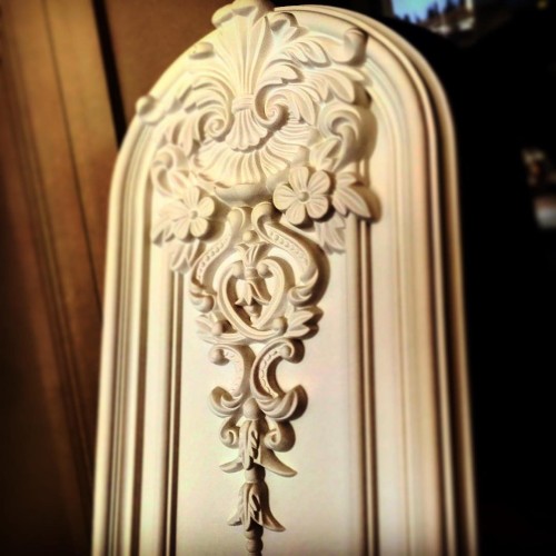 Poliüretan Panel Süsleme Ürünleri ile Klasik Villa Dekorasyon Modelleri ve Tasarım Fikirleri <p>
<h1>Poliüretan Panel Süsleme Ürünleri</h1>

<p>Poliüretan, hafif, dayanıklı ve esnek bir malzeme olması nedeniyle dekorasyon alanında sıklıkla tercih edilmektedir. Özellikle poliüretan panel süsleme ürünleri, mekanlara estetik bir görünüm kazandırmak ve farklı dekorasyon stillerine uyum sağlamak amacıyla kullanılmaktadır.</p>

<h2>Klasik Villa Dekorasyon Modelleri</h2>

<p>Klasik villa dekorasyonu, zarif ve şık detaylarla dolu bir yaşam alanı yaratmayı amaçlar. Poliüretan paneller, bu tarzın vazgeçilmez unsurlarından biridir. Tavan süslemeleri, duvar panelleri ve köşe detayları gibi çeşitli ürünler ile klasik villa dekorasyonunu zenginleştirebilirsiniz.</p>

<h3>Tasarım ve Örnekleri</h3>

<p>Poliüretan panel süsleme ürünleri, çeşitli tasarım seçenekleri ile kullanıcıların beğenisine sunulmaktadır. Geleneksel motiflerden modern çizgilere kadar geniş bir yelpazeye sahip olan bu ürünler, her türlü mekan için uygun çözümler sunar. Örneğin:</p>

<ul>
    <li><strong>Tavan Süslemeleri:</strong> Poliüretan tavan süslemeleri, mekanın yüksekliğini vurgulamak ve derinlik katmak için idealdir. Çeşitli desen ve boyutlarda mevcut olan bu süslemeler, klasik ve modern tasarımlarla mükemmel uyum sağlar.</li>
    <li><strong>Duvar Panelleri:</strong> Duvarlarda kullanılan poliüretan paneller, odanın atmosferini değiştirmek için etkili bir yöntemdir. Farklı renk ve dokularda sunulan paneller, mekanın karakterini belirler.</li>
    <li><strong>Köşe Detayları:</strong> Köşe süslemeleri, mekanın genel görünümünü tamamlayarak şıklık katar. Poliüretan köşe detayları, hem işlevsel hem de estetik bir çözüm sunar.</li>
</ul>

<h2>Decorasyon Fikirleri</h2>

<p>Poliüretan panel süsleme ürünlerini kullanarak mekanlarınızı nasıl daha çekici hale getirebileceğinize dair bazı dekorasyon fikirleri:</p>

<ul>
    <li>Odanızın tavanında büyük bir poliüretan rozet kullanarak merkezi bir odak noktası oluşturabilirsiniz.</li>
    <li>Duvarlarınıza poliüretan paneller ekleyerek, mekanınıza derinlik ve boyut katabilirsiniz.</li>
    <li>Farklı renklerde poliüretan köşe süslemeleri kullanarak, mekanın köşe detaylarını vurgulayabilirsiniz.</li>
</ul>

<p>Sonuç olarak, poliüretan panel süsleme ürünleri, klasik villa dekorasyonu için mükemmel bir tercih sunmaktadır. Estetik, dayanıklılık ve çeşitlilik arayanlar için ideal bir çözüm olan bu ürünler, mekanlarınızı güzelleştirmek için harika bir fırsat sunar.</p>
</p><br><hr></hr>