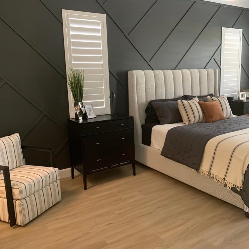 Poliüretan Uzun Ömürlü Duvar Çıtası Modelleri: Kaliteli ve Uzman İmalat ile Modern Klasik Salon Dekorasyon Fikirleri ve Tasarım Örnekleri <p>
<h1>Poliüretan Uzun Ömürlü Salon Duvar Çıtası Modelleri</h1>

<p>Salon dekorasyonu, evin en önemli alanlarından biridir ve bu alanın estetik açıdan hoş görünmesi, yaşam kalitesini artırır. Poliüretan uzun ömürlü duvar çıtaları, modern ve klasik tasarımlar arasında köprü kurarak, her türlü dekorasyon tarzına uyum sağlar. Kalite ve uzmanlıkla üretilen bu dekorasyon ürünleri, hem şıklık hem de dayanıklılık arayanlar için ideal bir seçimdir.</p>

<h2>Poliüretan Duvar Çıtalarının Avantajları</h2>
<ul>
    <li><strong>Dayanıklılık:</strong> Poliüretan malzeme, uzun ömürlü ve dayanıklıdır. Zamanla deforme olmaz ve renk solması yaşamaz.</li>
    <li><strong>Kolay Uygulama:</strong> Hafif yapısı sayesinde montajı kolaydır. Profesyonel yardım almadan da uygulanabilir.</li>
    <li><strong>Estetik Görünüm:</strong> Farklı desen ve renk seçenekleri ile salonunuza zarif bir görünüm kazandırır.</li>
    <li><strong>İzolasyon Özellikleri:</strong> Poliüretan, ses ve ısı yalıtımı sağlar, bu da konforu artırır.</li>
</ul>

<h2>Modern Klasik Salon Dekorasyon Modelleri</h2>
<p>Modern klasik tarz, zarif ve şık bir görünüm sunarken, aynı zamanda sıcak bir atmosfer yaratır. Poliüretan duvar çıtaları, bu tarzın vazgeçilmez bir parçasıdır. Farklı boyut ve şekillerdeki çıtalar, duvarlarınıza derinlik ve karakter katabilir. Aşağıda bazı dekorasyon fikirleri bulunmaktadır:</p>

<h3>1. Düz Çıtalar ile Minimalist Tasarım</h3>
<p>Düz poliüretan çıtalar, modern bir görünüm sunar. Beyaz veya açık tonlarda seçilen çıtalar, minimalist bir atmosfer yaratırken, mekânı geniş gösterir.</p>

<h3>2. Süslemeli Çıtalar ile Klasik Dokunuş</h3>
<p>Süslemeli poliüretan çıtalar, klasik bir hava katmak için idealdir. Altın veya gümüş detaylarla zenginleştirildiğinde, lüks bir görünüm elde edilir.</p>

<h3>3. Farklı Yüksekliklerde Çıtalar ile Dinamik Tasarım</h3>
<p>Duvarın farklı noktalarında değişik yüksekliklerde yerleştirilen çıtalar, mekâna hareketlilik katar. Bu tarz, özellikle yüksek tavanlı salonlarda etkileyici bir görünüm sunar.</p>

<h2>Sonuç</h2>
<p>Poliüretan uzun ömürlü salon duvar çıtaları, hem modern hem de klasik dekorasyon stillerine uyum sağlayarak evinize şıklık katacaktır. Kaliteli malzemelerden üretilmiş olan bu ürünler, estetik görünümünün yanı sıra dayanıklılığı ile de dikkat çeker. Salon dekorasyonunuzu yenilemek veya tamamlamak için poliüretan duvar çıtalarını tercih edebilirsiniz.</p>
</p><br><hr></hr>