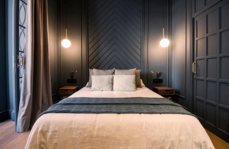 Poliüretan Modern ve Klasik Beyaz Yatak Odası Dekorasyon Fikirleri: Şık Tasarım Modelleri ve Uygulama Örnekleri <p>
<h1>Poliüretan Romantik ve Modern Beyaz Yatak Odası Dekorasyon Fikirleri</h1>
<p>Yatak odası, evin en özel ve dinlendirici alanlarından biridir. Bu nedenle, yatak odası dekorasyonu yaparken hem estetik hem de fonksiyonelliği göz önünde bulundurmak önemlidir. Poliüretan malzemeler, hem modern hem de klasik tarzlarda yatak odası dekorasyonunda kullanılabilen pratik ve şık bir seçenektir.</p>
<h2>Poliüretan Malzemenin Avantajları</h2>
<p>Poliüretan, hafifliği, dayanıklılığı ve suya karşı dirençli olmasıyla bilinir. Ayrıca, çeşitli renk ve dokularda üretilebilmesi, yatak odası dekorasyonuna büyük bir esneklik sağlar. Poliüretan, mobilya kaplamaları, duvar panelleri ve dekoratif unsurlar için ideal bir malzemedir.</p>
<h2>Romantik Yatak Odası Dekorasyon Fikirleri</h2>
<p>Romantik bir yatak odası oluşturmak için yumuşak renk paletleri, sıcak ışıklar ve şık aksesuarlar tercih edilebilir. Poliüretan başlıklar, yatak odasına zarif bir dokunuş katarken, dantel veya saten kumaşlarla kaplanmış yatak örtüleri romantik bir atmosfer yaratır. Aydınlatmada ise, abajurlar ve mumlar kullanarak sıcak bir ortam oluşturabilirsiniz.</p>
<h2>Modern Beyaz Yatak Odası Dekorasyon Fikirleri</h2>
<p>Modern bir beyaz yatak odası tasarımı, sade ve minimalist bir yaklaşım gerektirir. Beyaz poliüretan mobilyalar, yatak odasının ferah görünmesini sağlar. Yatak başlığı, komodinler ve dolaplar gibi parçaları poliüretan ile tasarlayarak, modern bir görünüm elde edebilirsiniz. Ayrıca, metal veya cam detaylar ekleyerek şıklığı artırabilirsiniz.</p>
<h2>İç Modern Klasik Yatak Odası Dekorasyon Modelleri</h2>
<p>İç mekan tasarımında modern klasik tarz, geçmişin zarif detaylarını günümüzün minimalist çizgileriyle harmanlar. Poliüretan malzemeler, bu tarzda çeşitli aksesuarlar ve mobilyalar için mükemmel bir seçimdir. Klasik tarzda detaylar, modern çizgilerle birleştirildiğinde, şık ve zamansız bir yatak odası ortaya çıkar.</p>
<h2>Sonuç</h2>
<p>Poliüretan malzemeler, hem romantik hem de modern beyaz yatak odası dekorasyonunda mükemmel bir seçenek sunar. Estetik ve fonksiyonelliği bir araya getirerek, kişisel zevkinizi yansıtan bir alan oluşturabilirsiniz. Yatak odası dekorasyonunda kullanacağınız poliüretan unsurlar ile hem şıklığı hem de konforu bir arada bulabilirsiniz.</p>
</p><br><hr></hr>