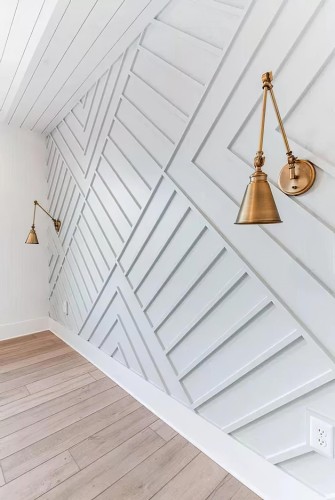 Poliüretan ile Modern Klasik Salon Dekorasyonunda Kişisel Tarzınızı Yansıtan Mutlu Fikirler ve Tasarım Örnekleri <p>
<h1>Poliüretan Büyük Salonunuzun Dekorasyonunda Kişisel Tarzınızı Yansıtan Mutluluk Verici Fikirler</h1>
<p>Salon, evimizin en önemli alanlarından biridir. Aile üyelerinin bir araya geldiği, misafirlerin ağırlandığı ve günlük yaşamın çoğunun geçtiği bu alanın dekorasyonu, kişisel tarzınızı yansıtmanın yanı sıra, yaşam alanınızı daha keyifli hale getirebilir. Poliüretan malzemeler, modern klasik salon dekorasyonunda sıklıkla tercih edilmektedir. İşte poliüretan kullanarak büyük salonunuzu dekore etmenin bazı mutlu edici fikirleri:</p>
<h2>1. Poliüretan Tavan Süslemeleri</h2>
<p>Salonunuzun tavanına poliüretan kornişler veya tavan rozetleri ekleyerek mekânınıza derinlik ve şıklık katabilirsiniz. Farklı desen ve motiflerle salonunuzun karakterini belirleyebilirsiniz.</p>
<h2>2. Duvar Panelleri ile Şıklık</h2>
<p>Poliüretan duvar panelleri, salon duvarlarınızı kaplayarak mekâna zarif bir görünüm kazandırır. Farklı renk ve dokulardaki panellerle modern klasik bir atmosfer yaratabilirsiniz.</p>
<h2>3. Mobilya Seçimi</h2>
<p>Poliüretan malzemeden üretilmiş mobilyalar, hem hafif hem de dayanıklıdır. Modern klasik tarzda tasarlanmış poliüretan mobilyalar ile şık bir oturma alanı oluşturabilirsiniz. Renk seçimlerinizi ise pastel tonlardan yana kullanarak ferah bir ortam yaratabilirsiniz.</p>
<h2>4. Aydınlatma Elemanları</h2>
<p>Salonunuza uygun aydınlatma seçimi de dekorasyonun önemli bir parçasıdır. Poliüretan malzemeden yapılmış avizeler veya aplikler, mekânınıza zarif bir dokunuş katacaktır. Aydınlatma, salonunuzun atmosferini değiştirmek için de oldukça etkilidir.</p>
<h2>5. Sanat Eserleri ve Aksesuarlar</h2>
<p>Salonunuzda kullanacağınız sanat eserleri ve aksesuarlar, kişisel tarzınızı yansıtmanın en güzel yollarından biridir. Poliüretan çerçevelerle resimlerinizi sergileyebilir veya dekoratif objelerle salonunuza hareket katabilirsiniz.</p>
<h2>6. Renk Paleti Seçimi</h2>
<p>Salonunuzun renk paleti, mekânın genel atmosferini belirler. Modern klasik tarzda, genellikle nötr tonlar ve pastel renkler tercih edilmektedir. Bu renklerle birlikte poliüretan detaylar, mekânınıza uyum sağlayacaktır.</p>
<h2>Sonuç</h2>
<p>Poliüretan malzemeler, büyük salon dekorasyonunda hem estetik hem de fonksiyonel bir seçenek sunar. Kişisel tarzınızı yansıtan bu mutlu edici fikirlerle, salonunuzu daha sıcak ve davetkar bir hale getirebilirsiniz. Unutmayın, dekorasyon kişisel bir ifadedir ve sizin tarzınızı en iyi yansıtan unsurları seçmekte özgürsünüz.</p>
</p><br><hr></hr>