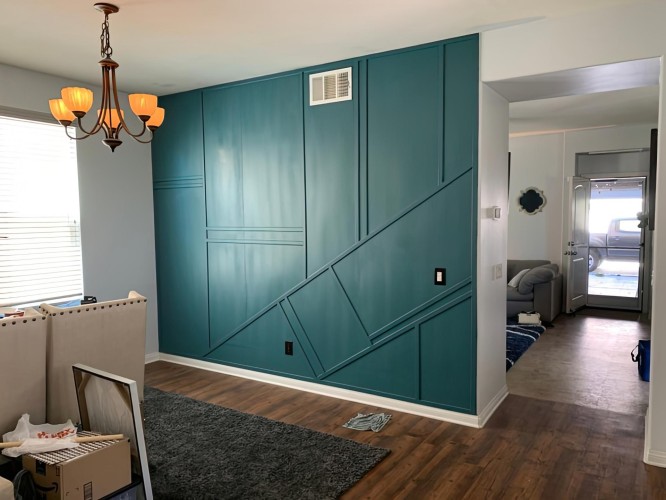 Poliüretan Duvar Çıtaları ile Modern ve Klasik Salon Dekorasyonu: Şık Tasarım Fikirleri ve Örnekler <p>

    <h1>Poliüretan Salonlarda Boyanabilir Duvar Çıtaları: Modern ve Klasik Mobilyaların Tamamlayıcısı</h1>
    <p>Salon dekorasyonunda estetik ve fonksiyonelliği bir araya getirmek, ev sahiplerinin en büyük hedeflerinden biridir. Bu noktada poliüretan duvar çıtaları, hem modern hem de klasik mobilyalarla mükemmel bir uyum sağlayarak dekorasyonunuzu zenginleştiren bir seçenek sunar. Boyanabilir olmaları sayesinde, kişisel zevkinize ve salonunuzun genel rengine uyum sağlamak için dilediğiniz gibi özelleştirebilirsiniz.</p>
    
    <h2>Poliüretan Duvar Çıtalarının Avantajları</h2>
    <ul>
        <li><strong>Hafif ve Kolay Uygulama:</strong> Poliüretan malzeme, hafif yapısıyla kolayca monte edilebilir. Bu, uygulama sürecini hızlandırır ve iş gücü maliyetlerini azaltır.</li>
        <li><strong>Dayanıklılık:</strong> Suya ve neme dayanıklı yapısı sayesinde uzun ömürlü bir kullanım sunar. Ayrıca, zamanla deformasyona uğrama riski oldukça düşüktür.</li>
        <li><strong>Estetik Çeşitlilik:</strong> Farklı tasarım ve desen seçenekleri ile her tarza uygun alternatifler sunar. Modern minimalist tasarımlardan, klasik motiflere kadar geniş bir yelpazeye sahiptir.</li>
        <li><strong>Boyanabilir Özellik:</strong> Dilediğiniz renge boyanabilmesi, dekorasyonunuza özgünlük katmanın yanı sıra, zaman içinde değişen trendlerle uyum sağlamanıza olanak tanır.</li>
    </ul>
    
    <h2>Modern ve Klasik Salon Dekorasyon Modelleri</h2>
    <p>Poliüretan duvar çıtaları, modern ve klasik dekorasyon stillerinde farklı şekillerde kullanılabilir. Modern salonlarda, sade ve minimalist çizgilerle tercih edilen düz hatlı çıtalar, mekâna ferahlık katarken, klasik salonlarda ise detaylı motifler ve süslemelerle zenginleştirilen çıtalar, şıklığı artırır.</p>
    
    <h3>Modern Salon Fikirleri</h3>
    <p>Modern bir salon tasarlarken, açık renk paletleri ve minimalist mobilyalar tercih edebilirsiniz. Poliüretan duvar çıtaları ile bu sade görünümü tamamlamak için, ince ve zarif çizgilerle tasarlanmış çıtaları kullanabilirsiniz. Beyaz veya pastel tonlarında boyanmış çıtalar, mekânda ferah bir atmosfer yaratır.</p>
    
    <h3>Klasik Salon Fikirleri</h3>
    <p>Klasik bir salon tasarımı için ise, daha zengin ve detaylı motiflere sahip poliüretan çıtalar tercih edilebilir. Altın veya gümüş renk tonları ile boyanmış çıtalar, lüks bir görünüm sağlar. Ayrıca, klasik mobilyalarla uyumlu olacak şekilde koyu renk tonları da tercih edilebilir.</p>
    
    <h2>Sonuç</h2>
    <p>Poliüretan salonlarda boyanabilir duvar çıtaları, estetik ve işlevselliği bir araya getirerek, hem modern hem de klasik dekorasyon stilleri için mükemmel bir tamamlayıcıdır. Kişisel zevkinize uygun renk ve tasarım seçenekleri ile salonunuzu özgün bir şekilde dekore edebilir, evinize sıcak ve şık bir atmosfer katabilirsiniz.</p>

</p><br><hr></hr>