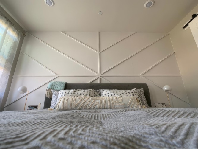 Poliüretan Yatak Odası Duvar Çıtası ile Modern ve Klasik Dekorasyon Fikirleri ve Uygulama Örnekleri <p>
<h1>Poliüretan Yatak Odası Duvar Çıta Uygulama Resimleri ile Dekorasyon</h1>

<p>Yatak odası, evimizin en özel alanlarından biridir. Bu nedenle, dekorasyonunda dikkatli ve estetik seçimler yapmak oldukça önemlidir. Poliüretan duvar çıtaları, modern klasik yatak odası dekorasyonunda sıkça tercih edilen bir unsurdur. Bu yazıda, poliüretan yatak odası duvar çıta uygulama resimleri ve dekorasyon fikirleri ile ilgili detaylı bilgiler sunacağız.</p>

<h2>Poliüretan Duvar Çıtaları Nedir?</h2>
<p>Poliüretan duvar çıtaları, hafif ve dayanıklı bir malzeme olan poliüretan ile üretilen dekoratif elemanlardır. Bu çıtalar, duvarlara şıklık katmanın yanı sıra, mekânın daha derin ve zarif görünmesini sağlar. Farklı şekil ve boyutlarda mevcut olan poliüretan çıtalar, kişisel zevklere göre özelleştirilebilir.</p>

<h2>Modern Klasik Yatak Odası Dekorasyonu</h2>
<p>Modern klasik stil, zarafeti ve şıklığı bir araya getiren bir dekorasyon anlayışıdır. Bu tarz, genellikle sade ama etkileyici öğelerle doludur. Poliüretan duvar çıtaları, modern klasik yatak odalarında duvarları canlandırmak için mükemmel bir seçimdir. Özellikle yatak başlığı, kapı kenarları veya tavan köşeleri gibi alanlarda kullanılabilir.</p>

<h2>Uygulama Fikirleri</h2>
<ul>
    <li><strong>Yatak Başlığı:</strong> Yatak başlığında poliüretan çıtalar kullanarak, odanın odak noktasını şık bir şekilde vurgulayabilirsiniz.</li>
    <li><strong>Tavan Dekorasyonu:</strong> Tavan köşelerine uygulanan çıtalar, mekânın yüksekliğini artırarak daha ferah bir görünüm sağlar.</li>
    <li><strong>Kapı ve Pencere Çerçeveleri:</strong> Kapı ve pencere çerçevelerinde poliüretan çıtalar kullanarak, detaylı ve zarif bir görünüm elde edebilirsiniz.</li>
    <li><strong>Duvar Panelleri:</strong> Duvarlarda panel görünümü yaratmak için poliüretan çıtaları kullanmak, odanın derinliğini artırır.</li>
</ul>

<h2>Uygulama Resimleri ile İlham Alın</h2>
<p>Poliüretan duvar çıtaları ile yapılan uygulamaları görmek, ilham almak için harika bir yoldur. İnternetteki birçok kaynakta, farklı tasarım örnekleri ve uygulama resimleri bulabilirsiniz. Bu resimler, hangi stillerin ve renklerin bir arada kullanılabileceği konusunda fikir edinmenize yardımcı olacaktır.</p>

<h2>Sonuç</h2>
<p>Poliüretan yatak odası duvar çıtaları, modern klasik dekorasyon anlayışını tamamlayan önemli bir unsurdur. Uygulama resimleri ile desteklenen bu dekorasyon fikirleri, yatak odanızı daha şık ve estetik hale getirebilir. Kendi tarzınıza uygun seçimler yaparak, yaşam alanınızı kişiselleştirebilirsiniz.</p>
</p><br><hr></hr>