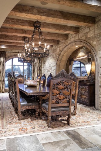 Poliüretan Rustik Kirişler ile İç Mekanlarda Huzur Veren Renk Seçenekleri ve Klasik Salon Dekorasyon Modelleri için İlham Verici Tasarım Fikirleri <p>
<h1>Poliüretan Rustik Kiriş Salon Dekorasyonu</h1>
<p>Salon dekorasyonu, evin en önemli alanlarından biridir. Bu alan, aile üyeleri ve misafirler için bir araya gelme noktasıdır. Rustik dekorasyon tarzı, doğal ve sıcak bir atmosfer yaratmak için ideal bir seçenektir. Poliüretan rustik kirişler, bu tarzın en belirgin unsurlarından biridir. Hem estetik hem de işlevsel avantajları ile salon dekorasyonunu tamamlar.</p>
<h2>Huzur Veren Renkler</h2>
<p>Rustik bir salon dekorasyonunda renk seçimi oldukça önemlidir. Huzur veren ve doğayı yansıtan renk tonları tercih edilmelidir. Bej, krem, açık gri ve pastel tonları, rustik bir atmosfer oluşturmak için ideal renklerdir. Bu renkler, mekâna ferahlık katarken, aynı zamanda sıcak bir ortam da sağlar.</p>
<h2>İç Rustik Klasik Salon Dekorasyon Modelleri</h2>
<p>Rustik klasik salon dekorasyonunda farklı modeller ve tasarımlar bulunmaktadır. Aşağıda bu modellerden bazıları yer almaktadır:</p>
<ul>
<li><strong>Doğal Ahşap Mobilyalar:</strong> Ahşap, rustik dekorasyonun vazgeçilmez bir parçasıdır. Doğal ahşap mobilyalar, sıcak bir atmosfer yaratırken, poliüretan kirişlerle mükemmel bir uyum sağlar.</li>
<li><strong>Yumuşak Dokulu Tekstiller:</strong> Pamuk, keten gibi doğal kumaşlar kullanarak yastıklar, perdeler ve örtüler seçmek, dekorasyona sıcaklık katacaktır.</li>
<li><strong>Antika Aksesuarlar:</strong> Eski görünümlü aksesuarlar, rustik bir atmosfer yaratmak için harika bir seçenektir. Metal, seramik veya cam malzemelerden yapılmış antika parçalar, mekâna karakter katar.</li>
<li><strong>Bitkiler:</strong> Doğal bitkiler, salon dekorasyonuna canlılık katarken, rustik bir atmosferin tamamlayıcısıdır. Özellikle sarkan bitkiler tercih edilebilir.</li>
</ul>
<h2>Tasarım ve Örnekleri</h2>
<p>Rustik klasik salon dekorasyonunda tasarım örnekleri, farklı stillerde ve düzenlemelerde karşımıza çıkmaktadır. Örneğin, büyük bir rustik kiriş ile desteklenen yüksek tavanlar, mekânın ferah görünmesini sağlar. Ayrıca, açık renkli duvarlar ve koyu renkli mobilyalar arasındaki kontrast, göz alıcı bir dekorasyon yaratır.</p>
<h2>Sonuç</h2>
<p>Poliüretan rustik kirişler, iç mekan dekorasyonunda hem estetik hem de işlevsellik açısından büyük bir öneme sahiptir. Huzur veren renkler ve doğru mobilya seçimi ile rustik klasik salon dekorasyonu, sıcak ve davetkar bir atmosfer yaratabilir. Farklı tasarım örnekleri ile kendi stilinizi yansıtarak, hayalinizdeki salonu oluşturabilirsiniz.</p>
</p><br><hr></hr>