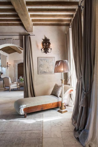 Poliüretan Rustik Tavan Dekorasyon Modelleri ile İç Mekanlara Doğal ve Şık Bir Dokunuş Ekleyin - Rustik Klasik Salon Tasarım Fikirleri ve Örnekleri <p>

    <h1>Poliüretan Rustik Tavan Dekorasyon Modelleriyle Mekanlara Doğallık ve Şıklık Katın</h1>
    <p>Rustik dekorasyon, doğal malzemelerin ve sıcak renklerin ön planda olduğu bir tarzdır. Bu tarzın en önemli unsurlarından biri de tavan dekorasyonudur. Poliüretan malzemeden üretilen rustik tavan modelleri, hem estetik açıdan göz alıcı hem de pratik bir çözüm sunar. Bu yazıda, iç mekanlarda rustik klasik salon dekorasyonu için kullanabileceğiniz poliüretan tavan modellerine dair fikirler sunacağız.</p>

    <h2>Poliüretan Tavan Modellerinin Avantajları</h2>
    <ul>
        <li><strong>Hafiflik:</strong> Poliüretan malzeme, geleneksel tavan süslemelerine göre çok daha hafif bir yapıya sahiptir. Bu, montaj işlemlerini kolaylaştırır.</li>
        <li><strong>Dayanıklılık:</strong> Poliüretan, suya ve neme karşı dayanıklıdır, bu da uzun ömürlü bir dekorasyon seçeneği sunar.</li>
        <li><strong>Kolay Uygulama:</strong> Poliüretan tavan süslemeleri, hızlı ve kolay bir şekilde uygulanabilir. Bu sayede zamandan tasarruf sağlanır.</li>
        <li><strong>Estetik Çeşitlilik:</strong> Farklı desen ve şekillerdeki poliüretan tavan modelleri, her türlü iç mekana uyum sağlar.</li>
    </ul>

    <h2>Rustik Klasik Salon Dekorasyonunda Poliüretan Kullanımı</h2>
    <p>Rustik klasik salon dekorasyonunda poliüretan tavan modelleri, mekana doğal bir hava katarken aynı zamanda şıklığı da artırır. Ahşap görünümlü poliüretan tavan süslemeleri, rustik bir atmosfer yaratmak için ideal bir seçimdir. Ayrıca, beyaz veya pastel tonlarında poliüretan tavan kolları, mekana ferah bir görünüm kazandırır.</p>

    <h2>Önerilen Poliüretan Tavan Modelleri</h2>
    <ol>
        <li><strong>Ahşap Desenli Tavan Panelleri:</strong> Doğal ahşap görünümünde tasarlanan paneller, rustik bir hava yaratır.</li>
        <li><strong>Çiçek Desenli Tavan Süslemeleri:</strong> Vintage bir görünüm için çiçek desenli poliüretan tavan süslemeleri tercih edilebilir.</li>
        <li><strong>Şık Klasik Tavan Kolları:</strong> Klasik tarzda tasarlanan tavan kolları, mekana zarif bir dokunuş katar.</li>
        <li><strong>Rustik Aydınlatma Elemanları:</strong> Poliüretan tavan süslemeleriyle uyumlu rustik aydınlatma elemanları kullanarak, bütünlük sağlayabilirsiniz.</li>
    </ol>

    <h2>Sonuç</h2>
    <p>Poliüretan rustik tavan dekorasyon modelleri, iç mekanlarda doğallık ve şıklığı bir araya getirir. Mekanınıza uygun poliüretan tavan modellerini seçerek, rustik klasik salon dekorasyonunuzu tamamlayabilir ve estetik bir görünüm elde edebilirsiniz. Unutmayın, doğru tavan dekorasyonu, mekanınızın genel atmosferini büyük ölçüde etkiler.</p>

</p><br><hr></hr>